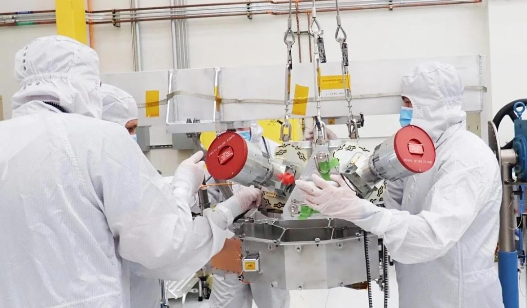 مهندسان اروپا کلیپر ناسا درحال کار با ردیاب‌های ستاره‌ای فضاپیما در یک اتاق تمیز