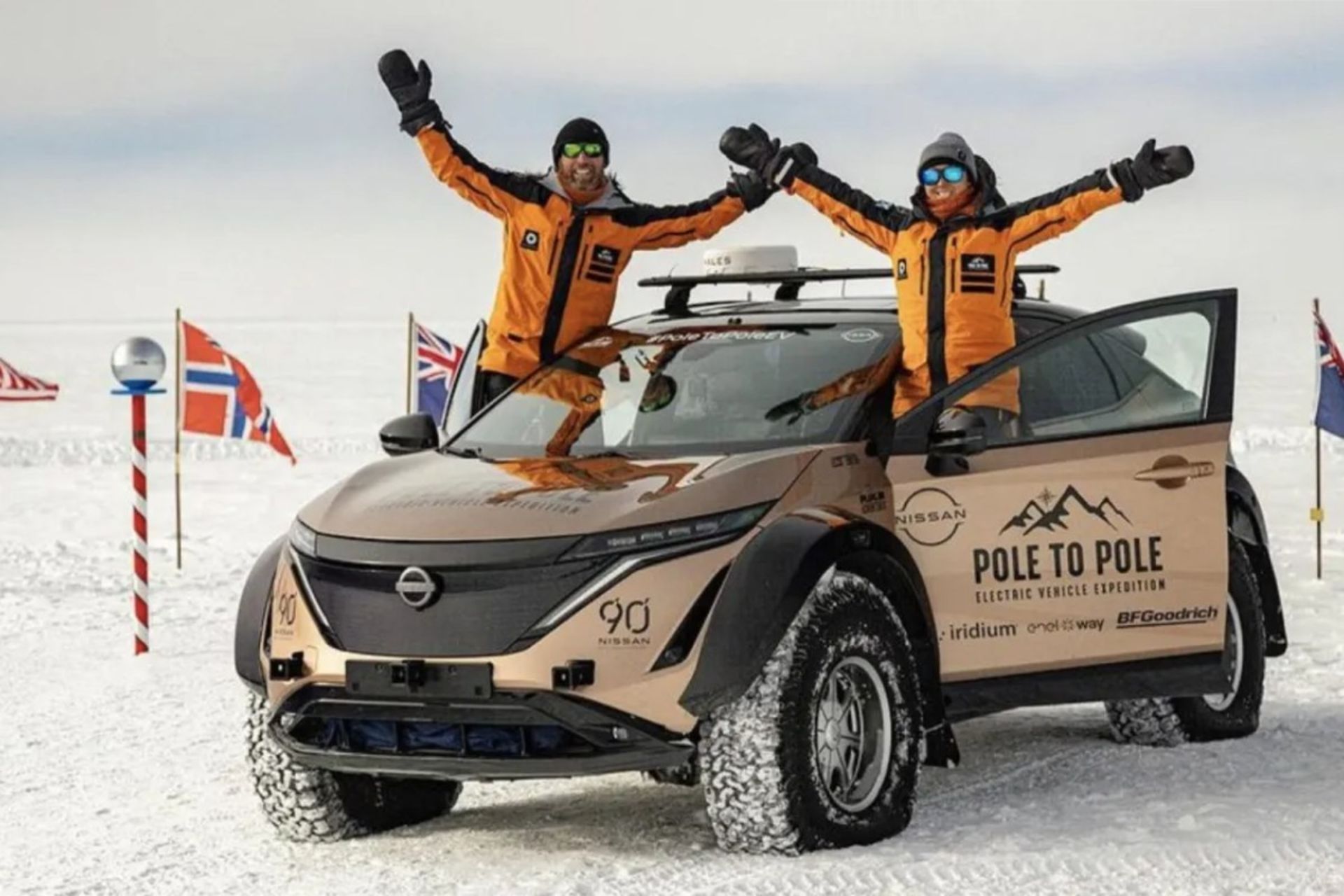 خانواده رمزی سوار بر خودرو نیسان آریا برقی 