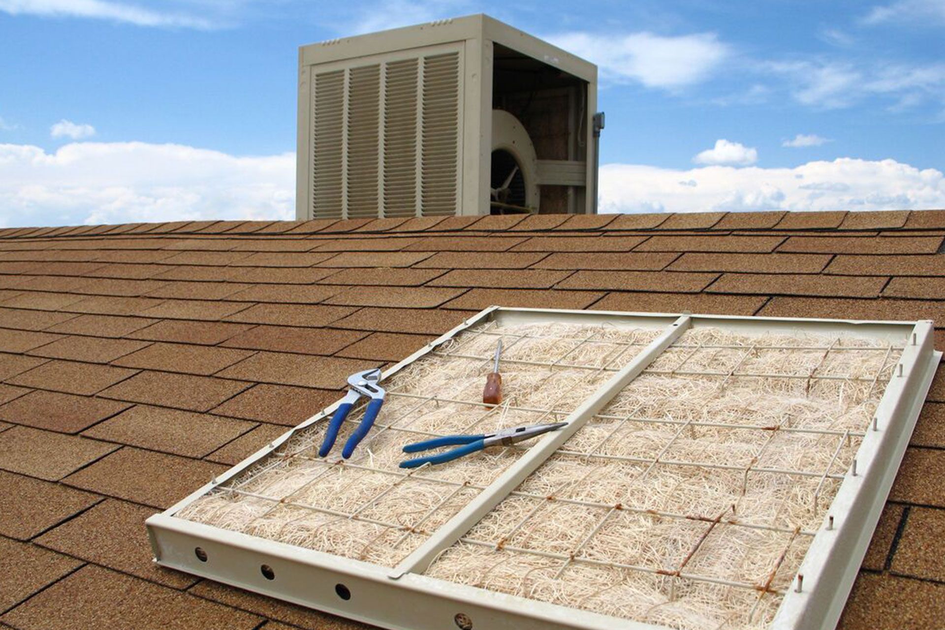 کولر آبی با پوشال باز روی سقف