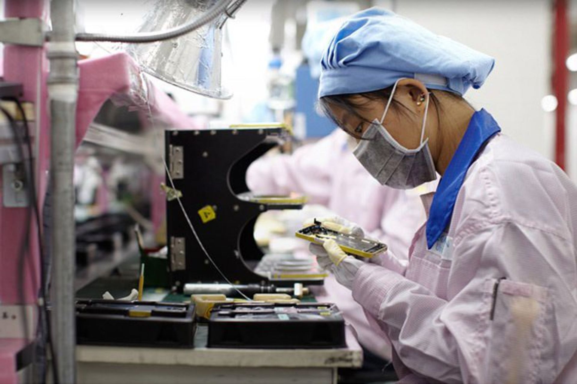 استخدام کارخانه‌های تولبد آیفون فاکس‌کان