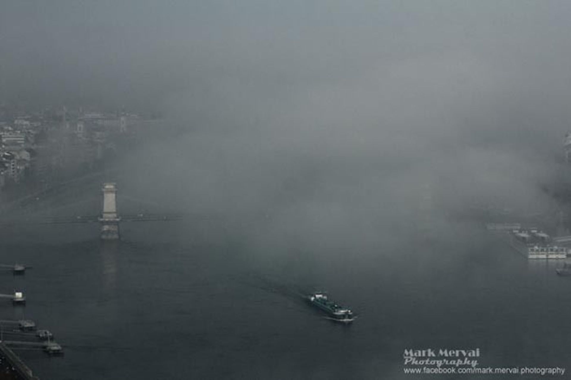 عکاسی از شهرهای پوشیده در پرده‌ای از مه