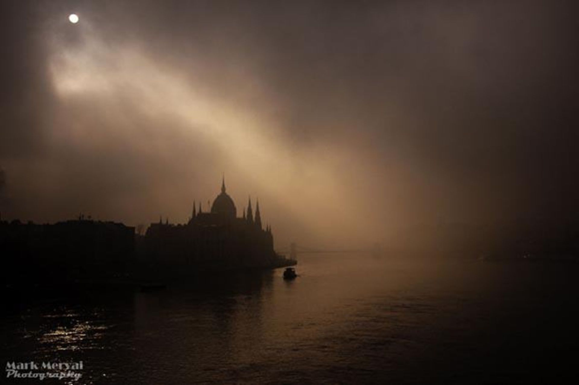 عکاسی از شهرهای پوشیده در پرده‌ای از مه