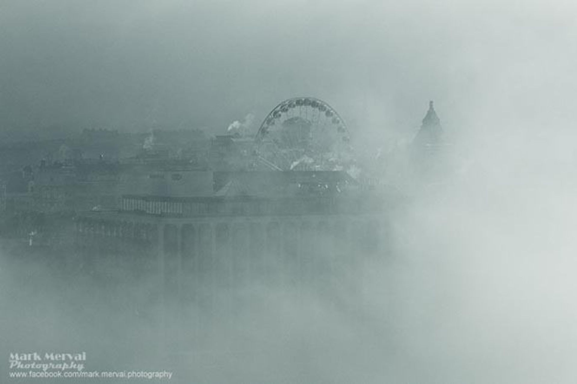 عکاسی از شهرهای پوشیده در پرده‌ای از مه