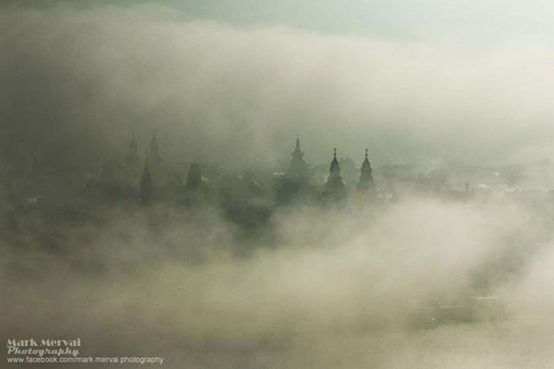 عکاسی از شهرهای پوشیده در پرده‌ای از مه