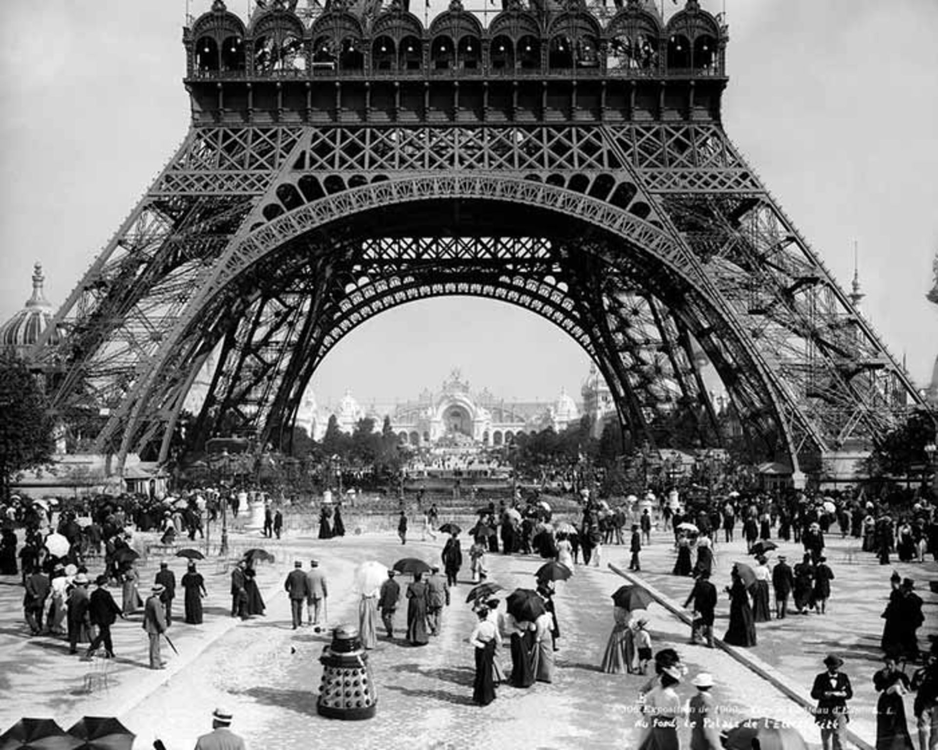 تصویری سیاه و سفید از پاریس