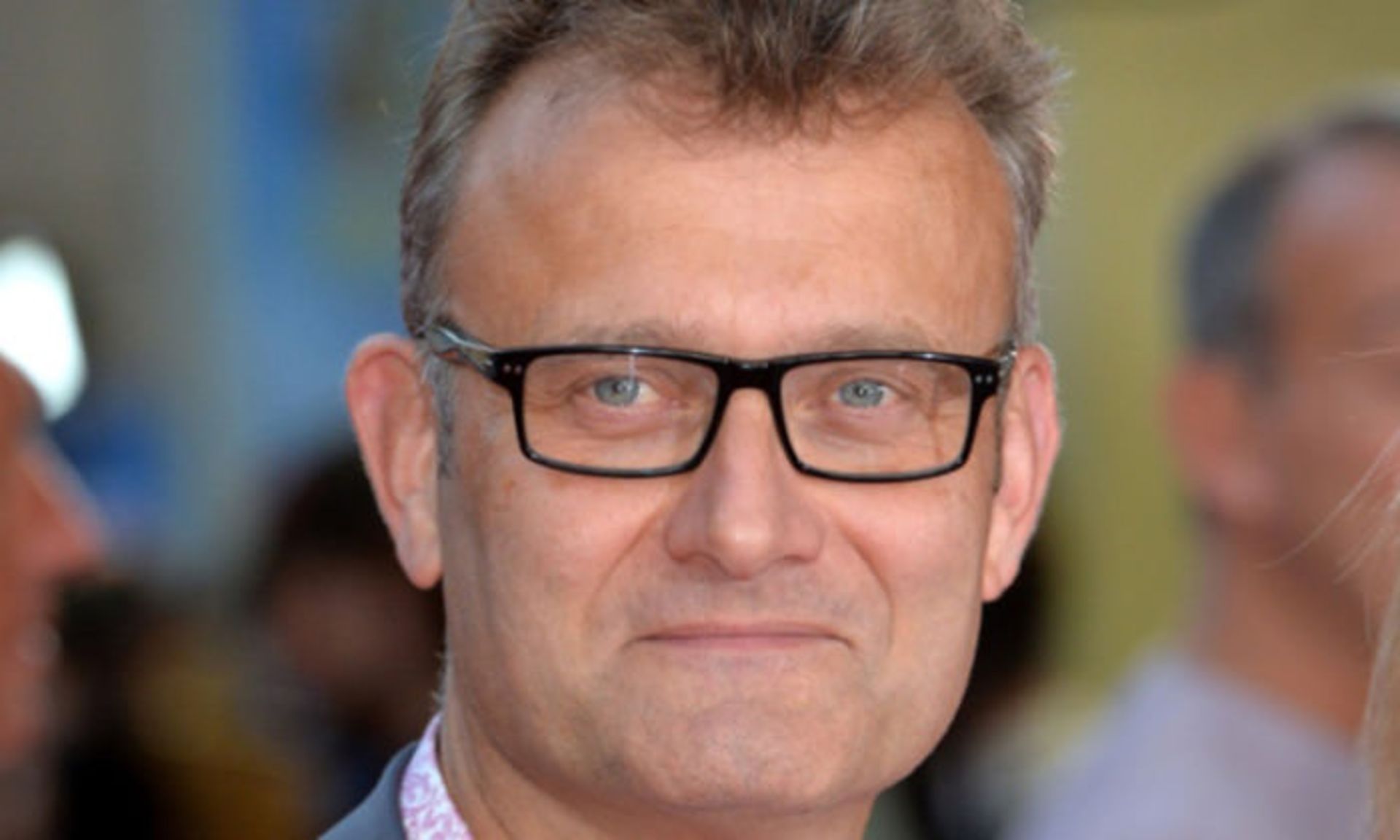 هیو دنیس کمدین بریتانیایی