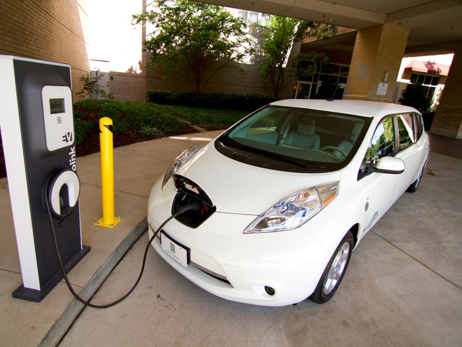 in 2010 nissan begin delivering its all electric leaf in the us 2bbec