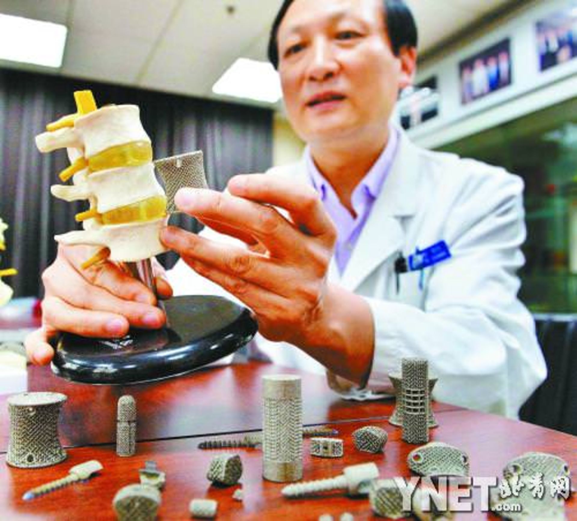 جایگزینی مهره  سرطانی گردن با ایمپلنت تولیدی چاپگر سه بعدی در چین