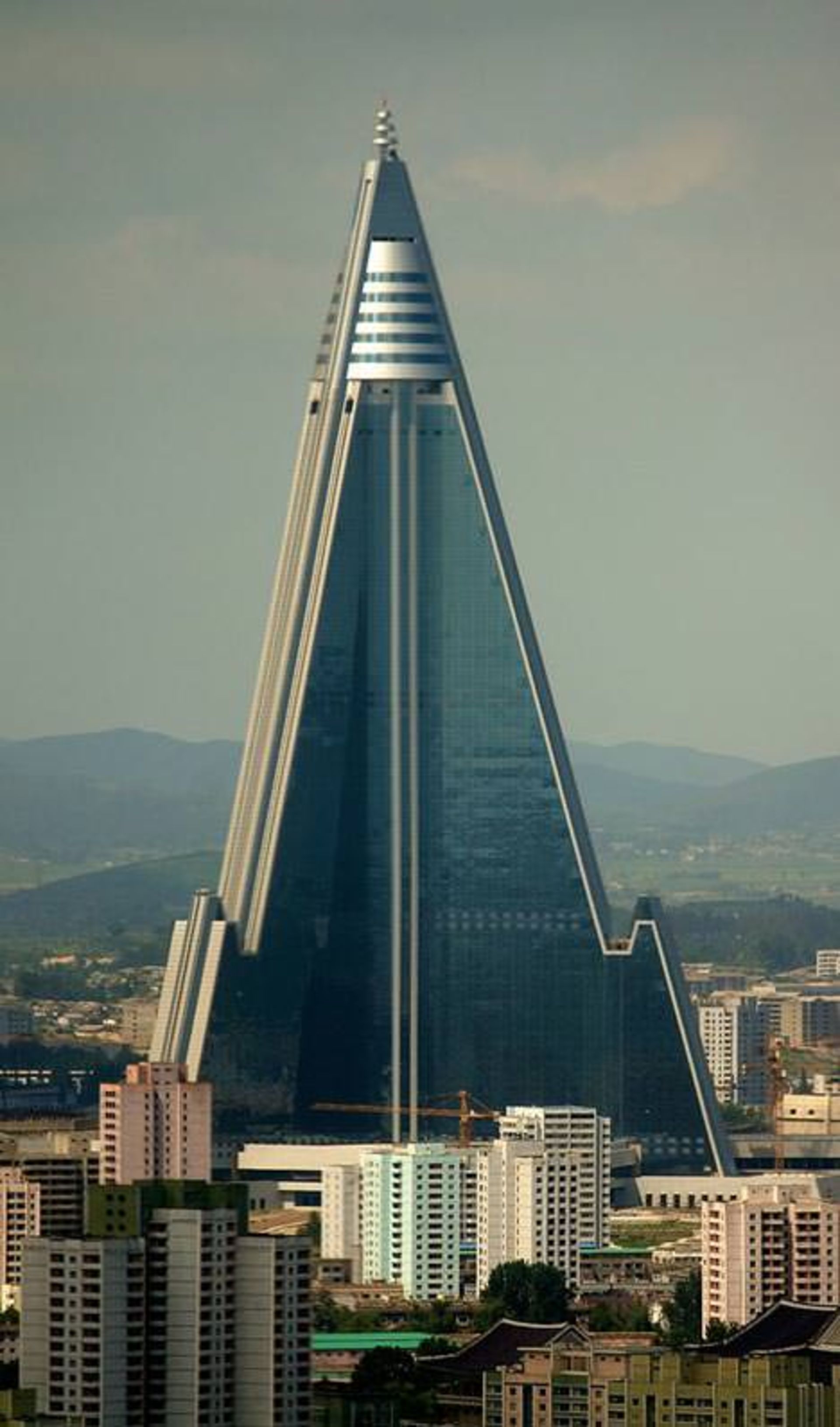06 dezeen 7 Ryugyong Hotel