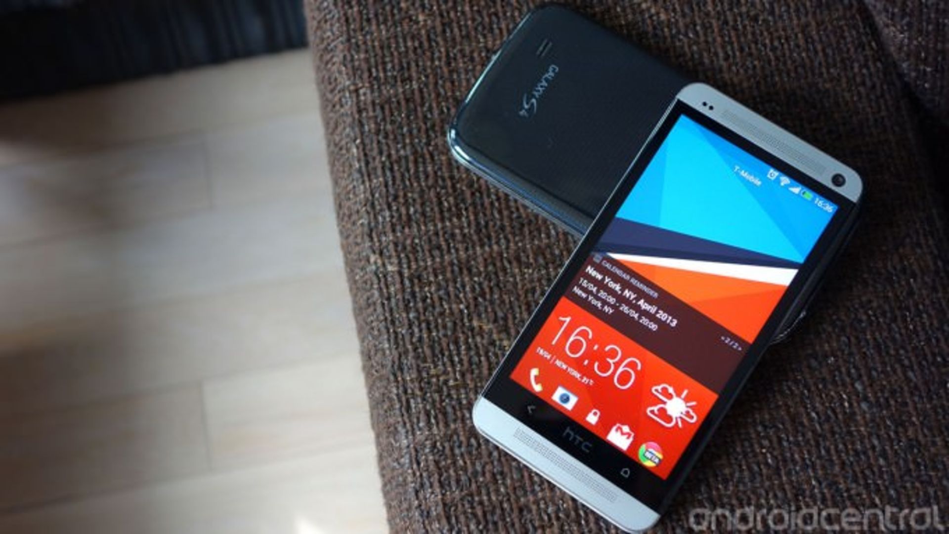 gALAXY s4 VS HTC One