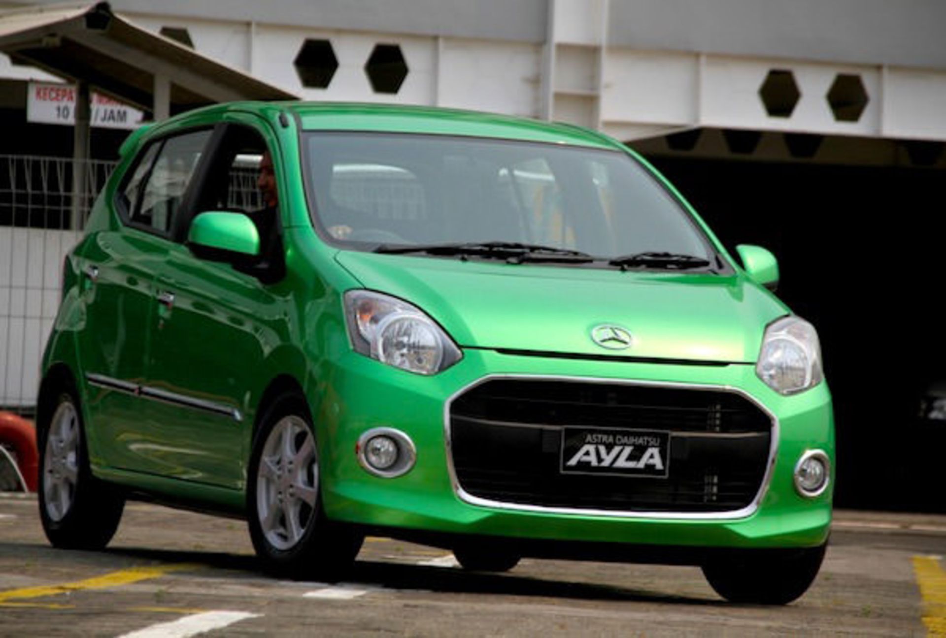 Daihatsi-Ayla-Indonesia-November-2013