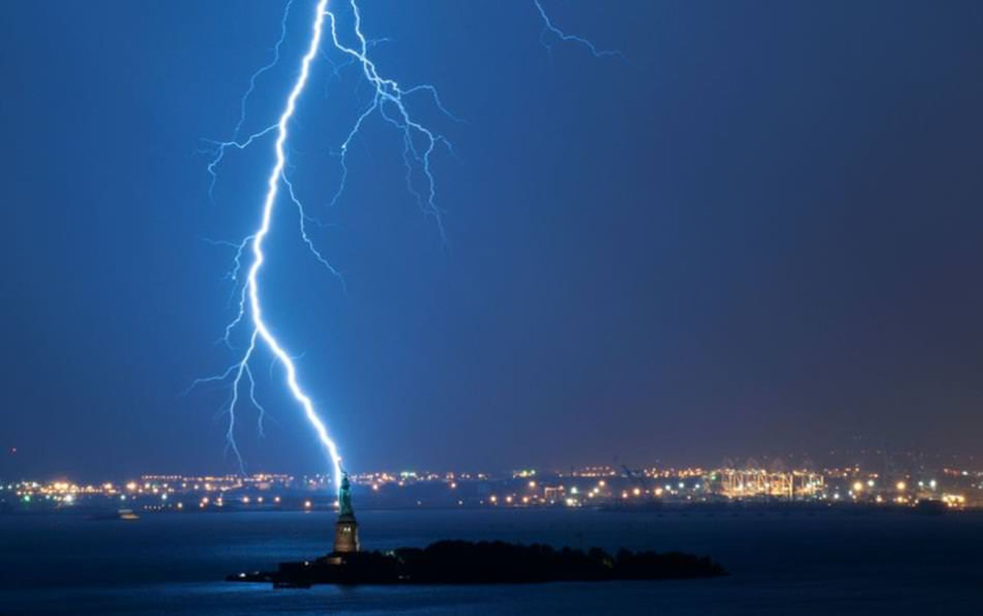 Lightning-Hitting-the-Statue-of-Liberty1
