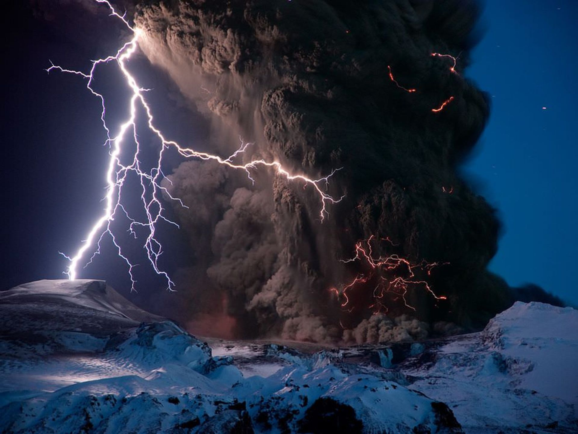 eyjafjallajokull-volcano-lightning-iceland 26742 990x742