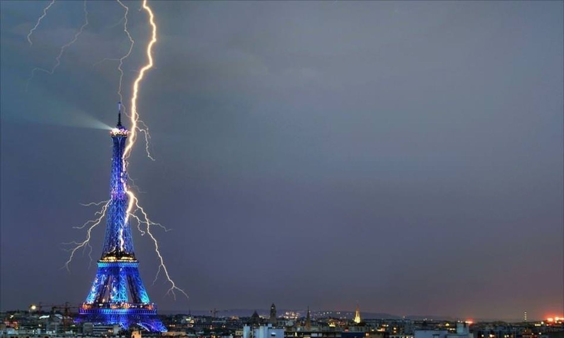 incredible-lightning-strikes-eiffel-tower