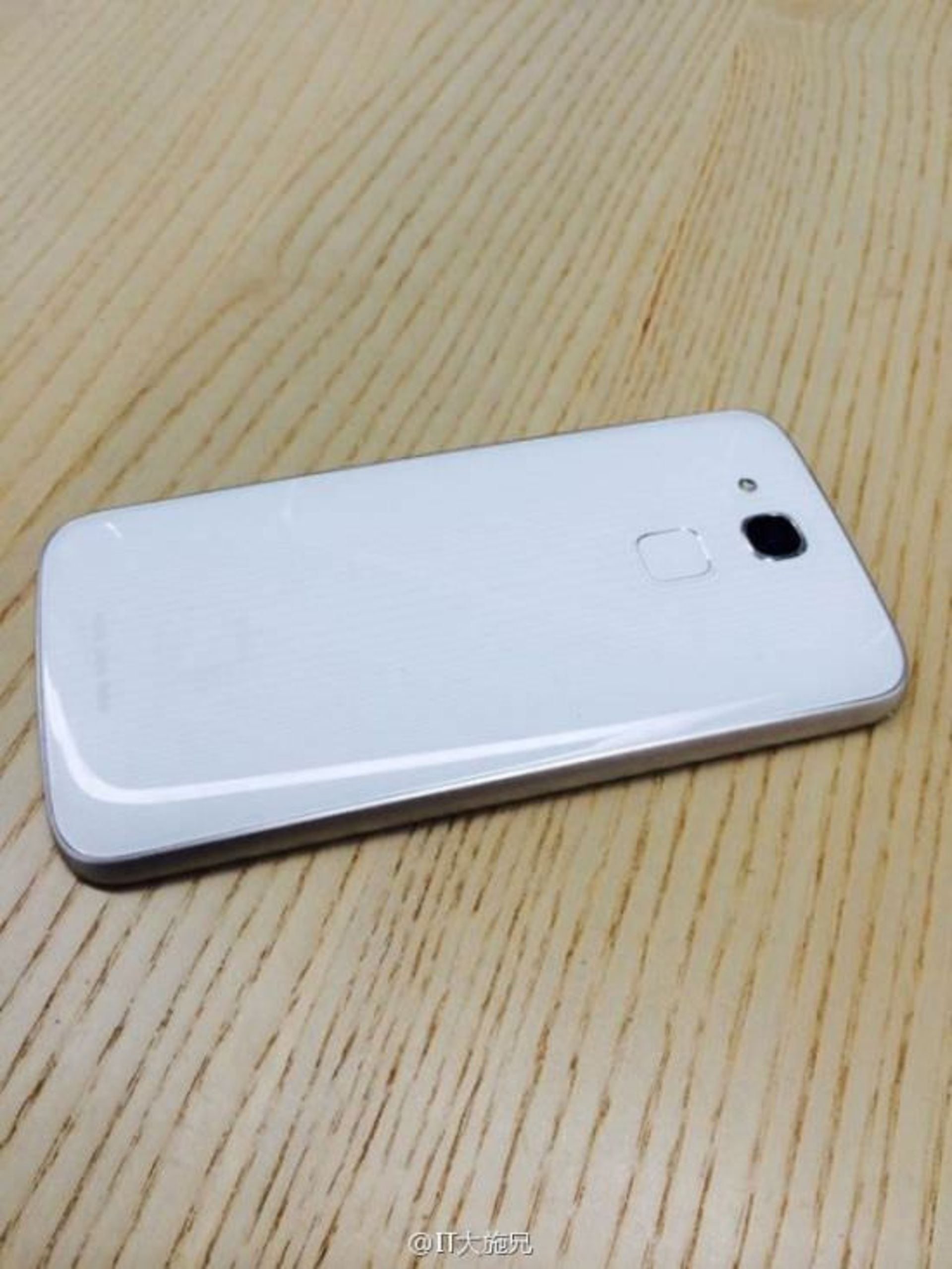 Huaweis-new-flagship-codenamed-Mulan-leaks-out2