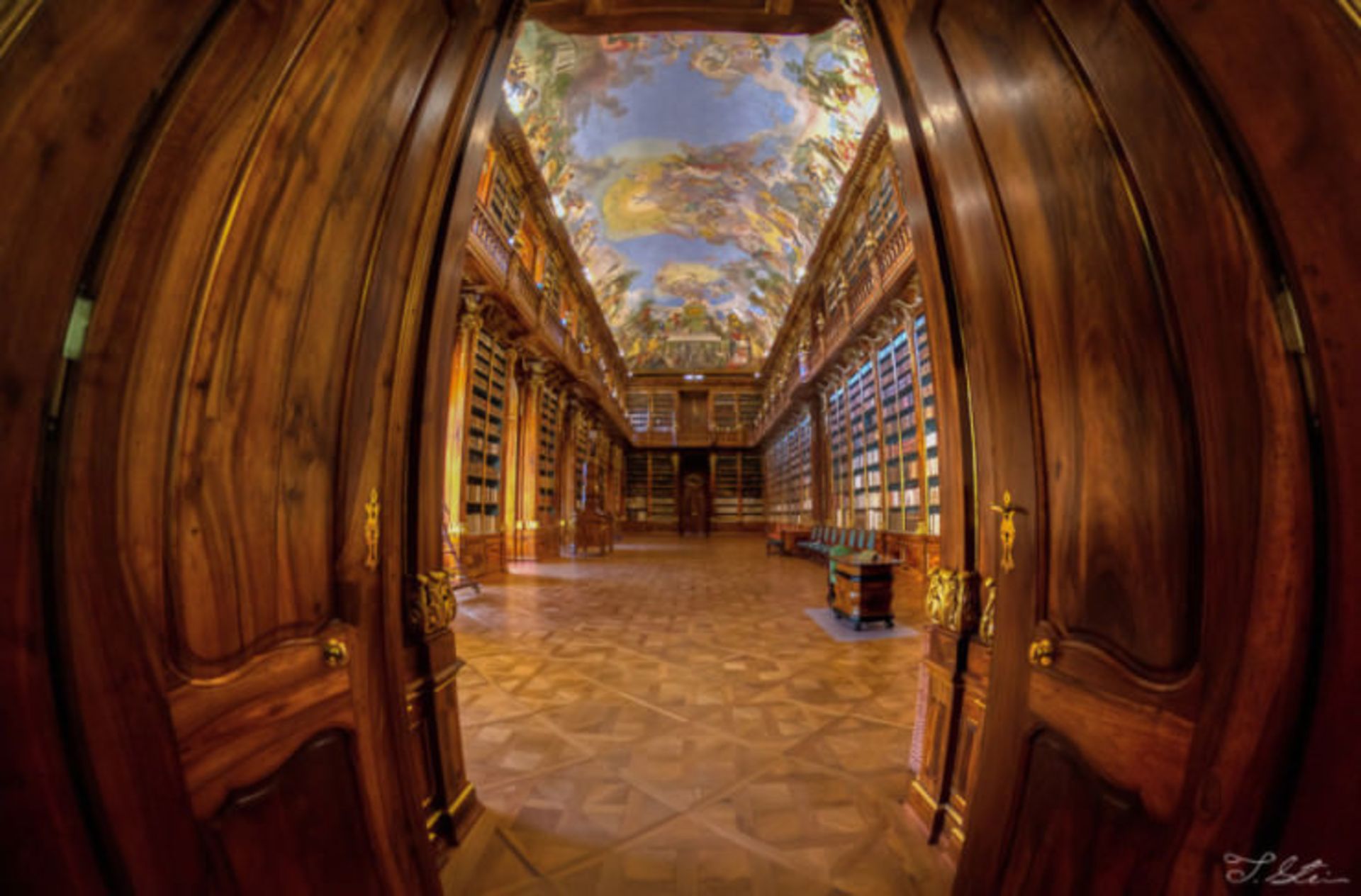 کتابخانه زیبای سبک باروک در جمهوری چک زومیت