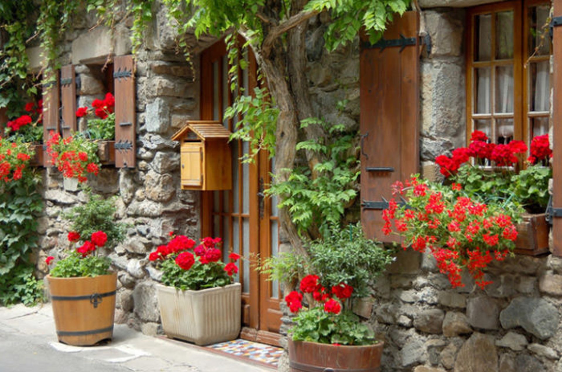Top-10-Streets-Yvoire-Photo-by-Rustman-Bikbov-740x489