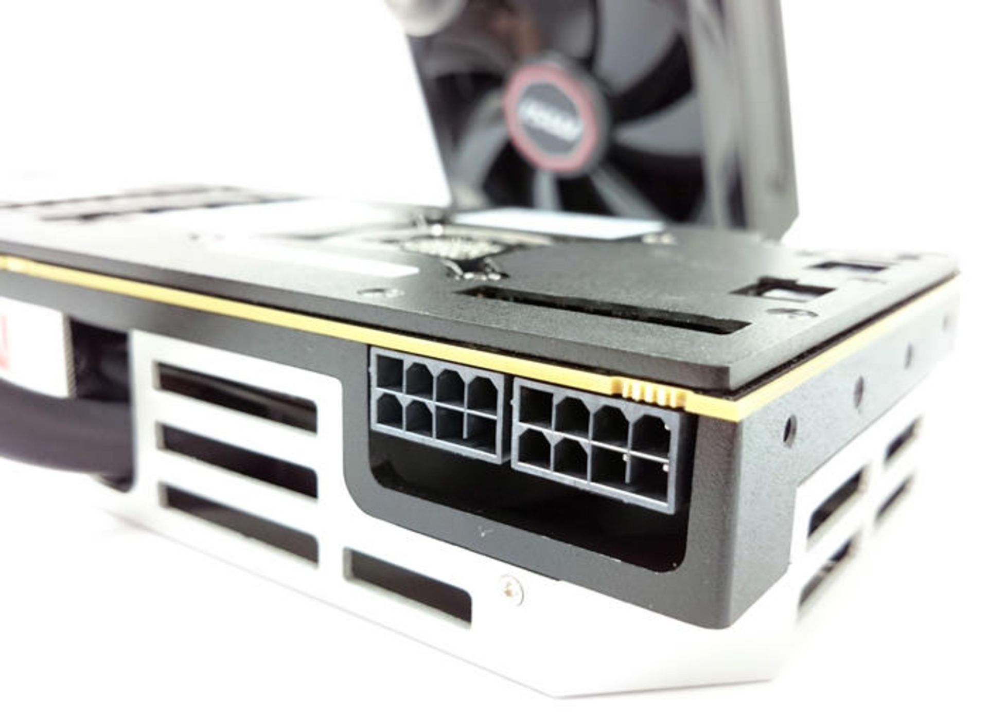 MSI-Radeon-R9-295X2-Power-Connectors-15