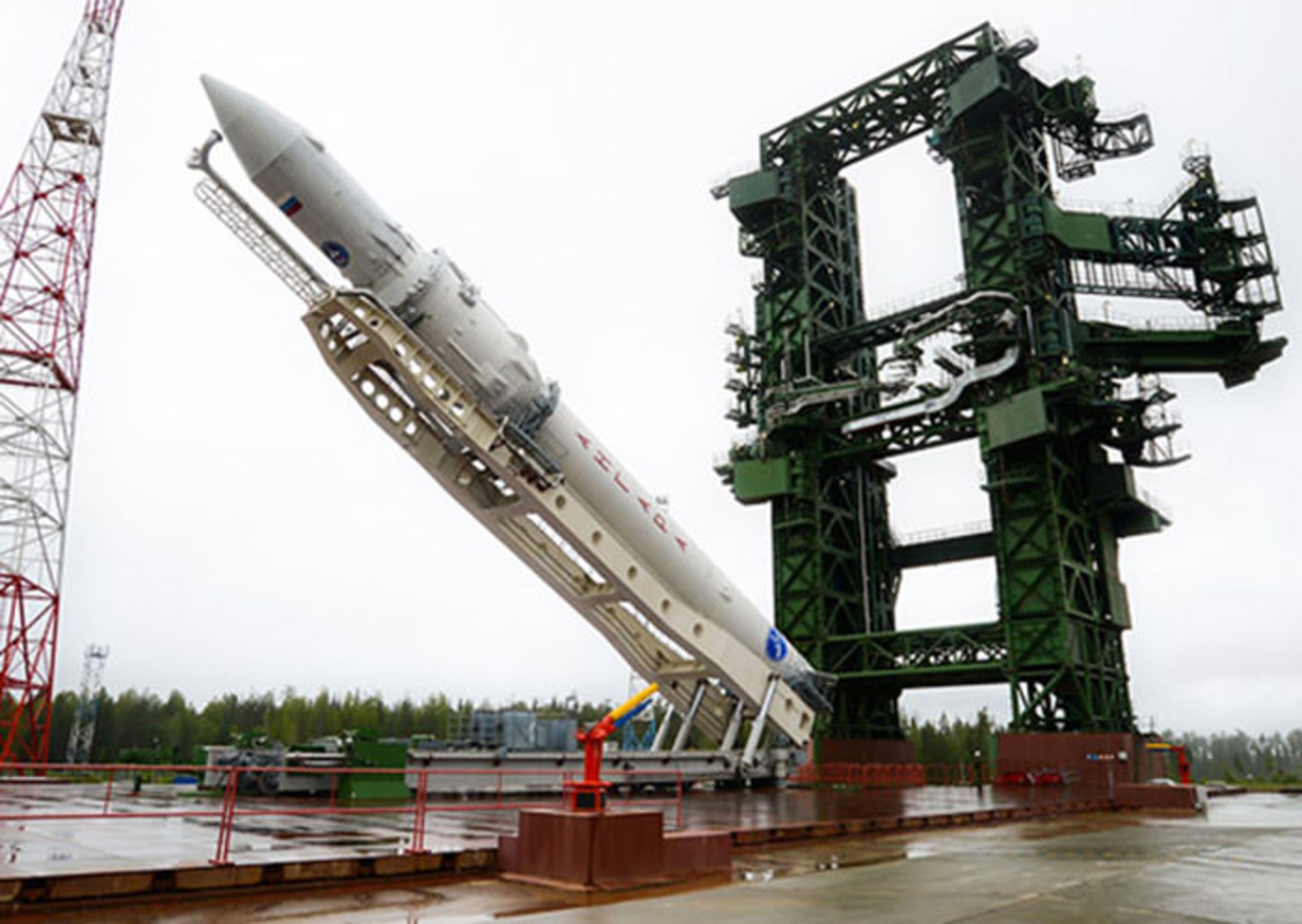 6-angara-rocket-rollout-pad-lift