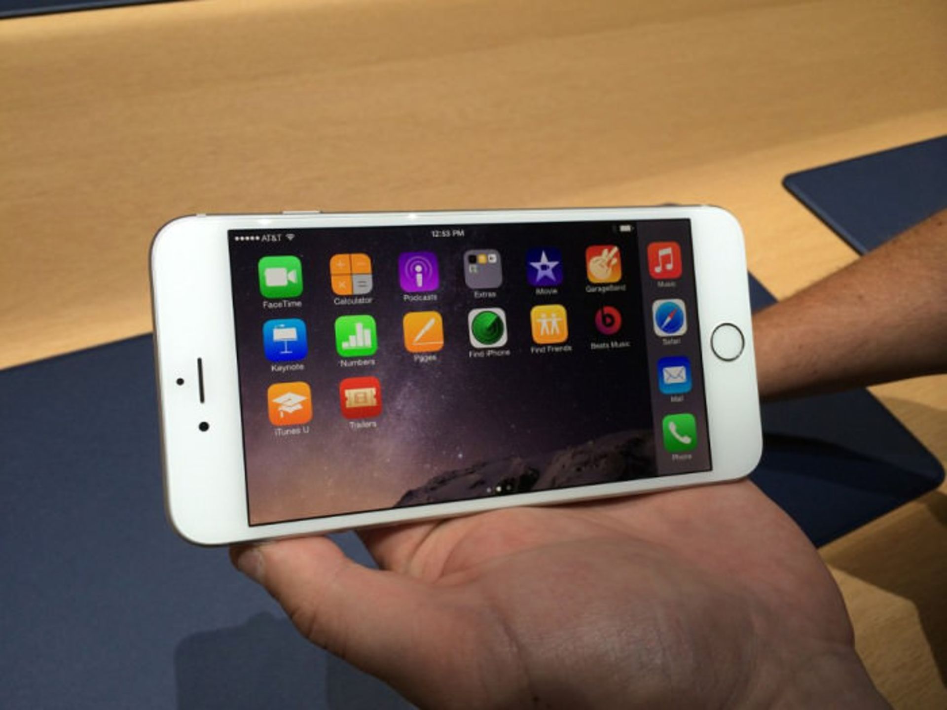 the-iphone-6-plus-lets-you-use-the-home-screen-in-landscape-mode