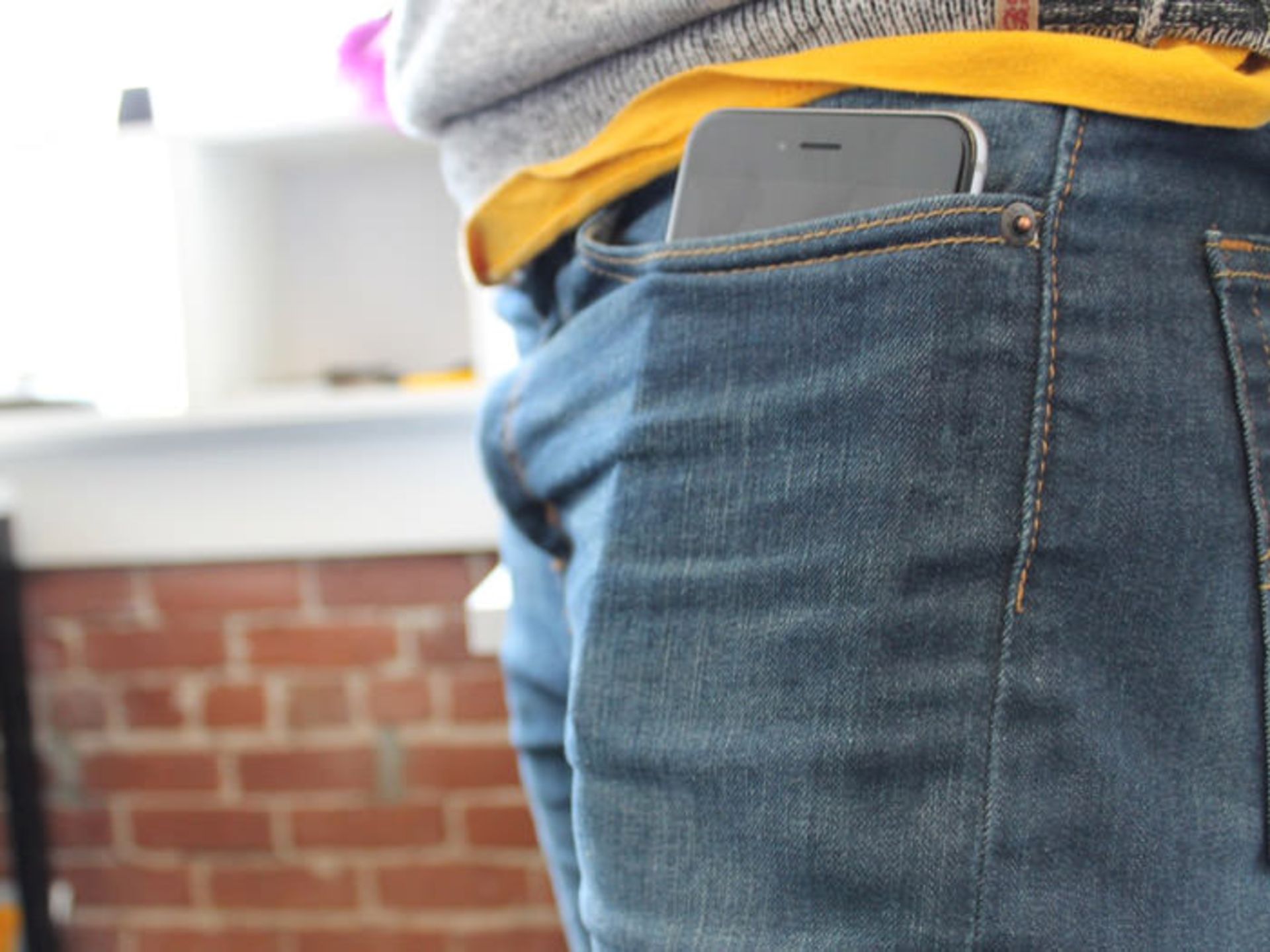 depending-on-what-kind-of-pants-you-wear-the-iphone-6-plus-may-stick-out-of-your-jeans-pocket