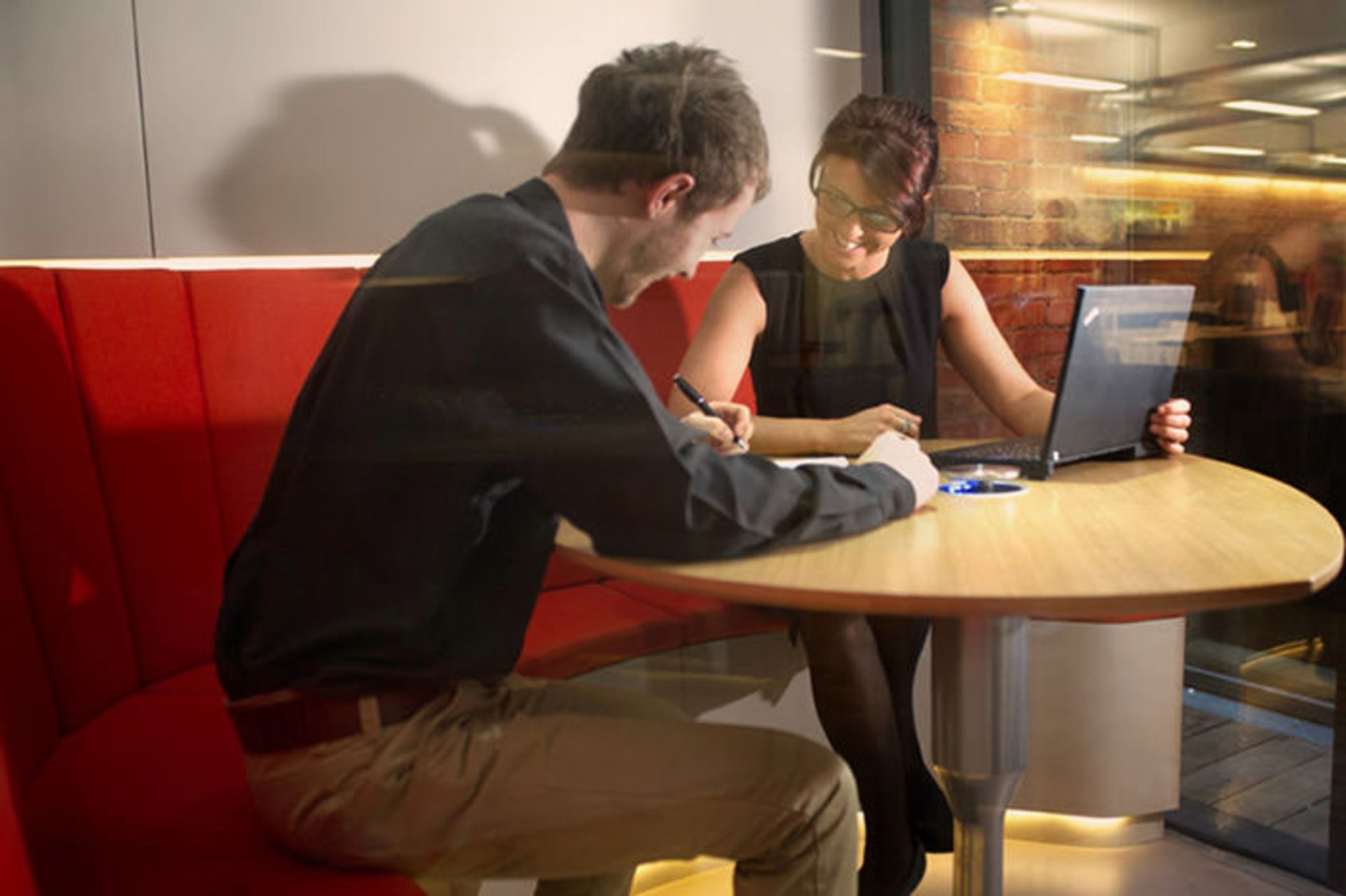 طرحی خلاقانه برای دفتر کار در منزل