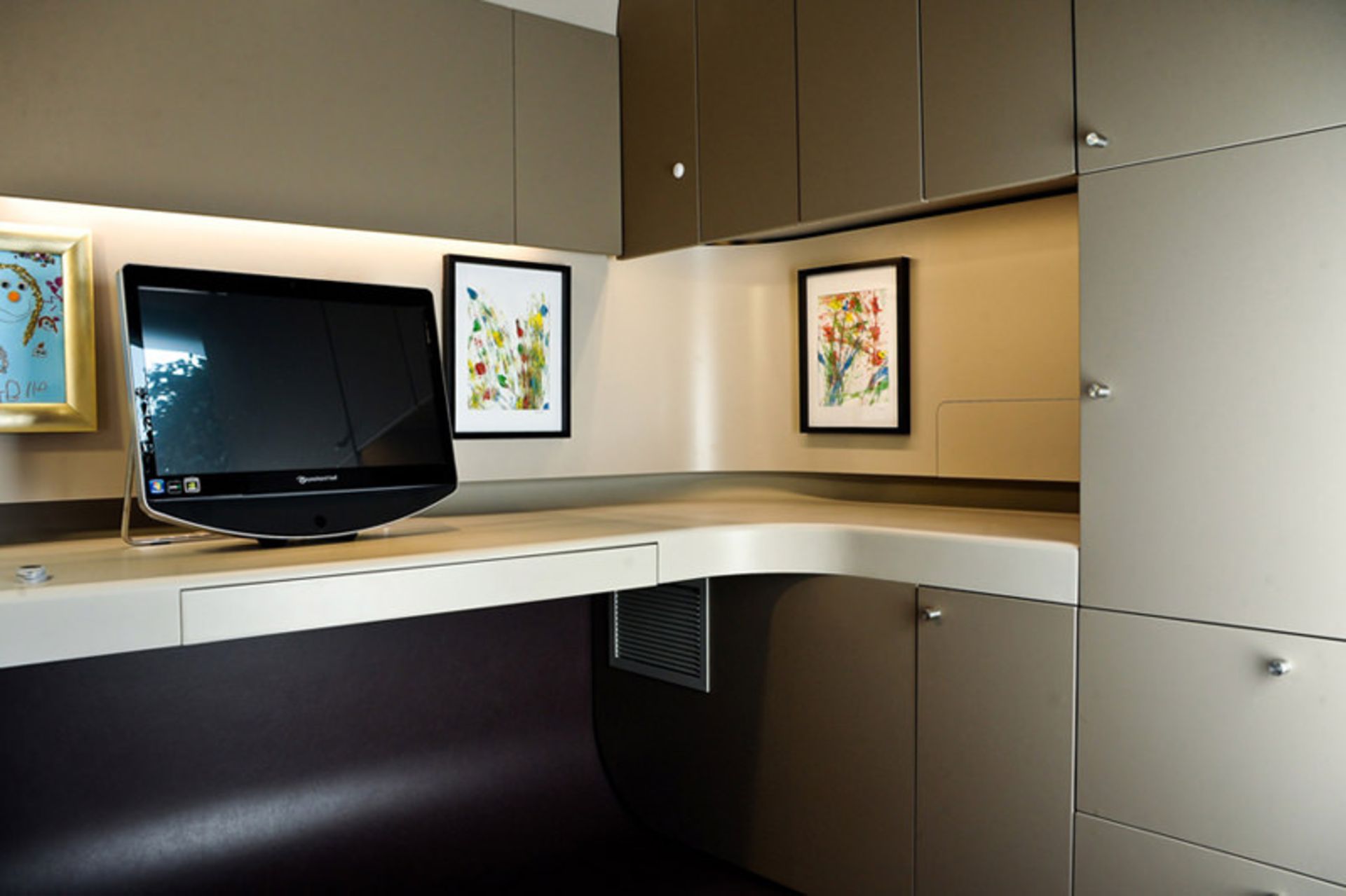 طرحی خلاقانه برای دفتر کار در منزل