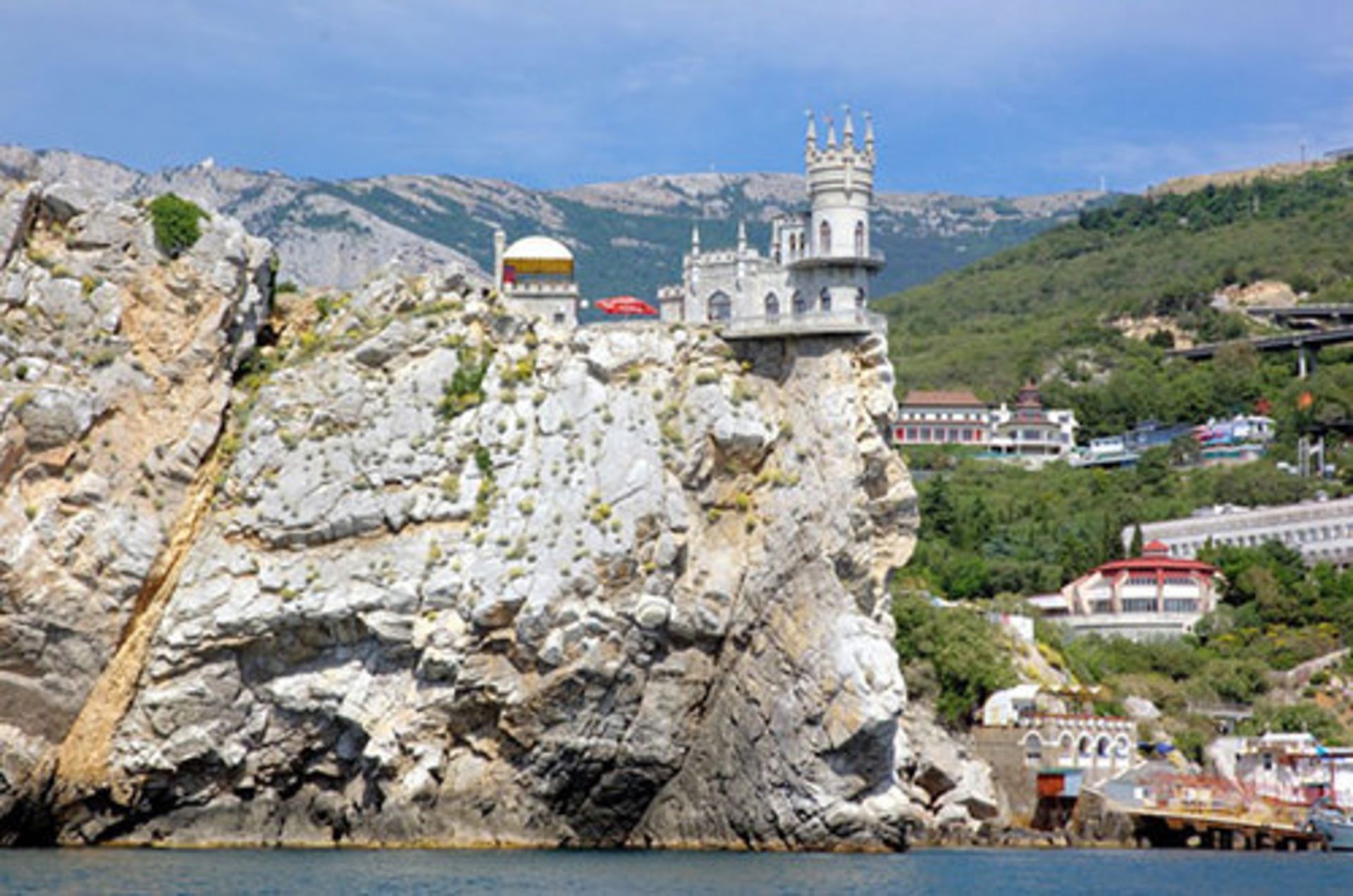 آشیانه‌ی پرستو، قلعه ای باشکوه که روی صخره‌ای مشرف به دریا ساخته شده است