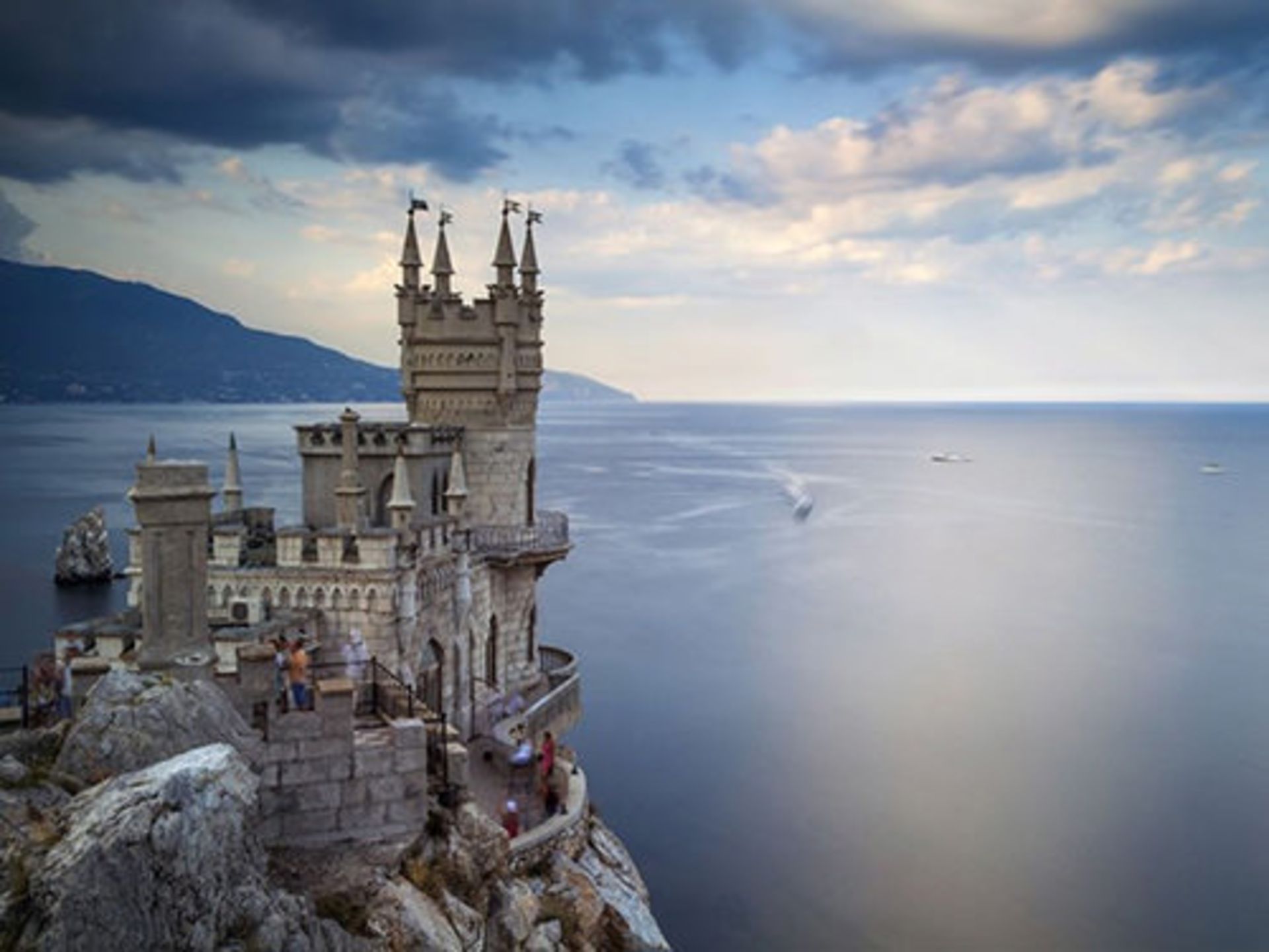 آشیانه‌ی پرستو، قلعه ای باشکوه که روی صخره‌ای مشرف به دریا ساخته شده است