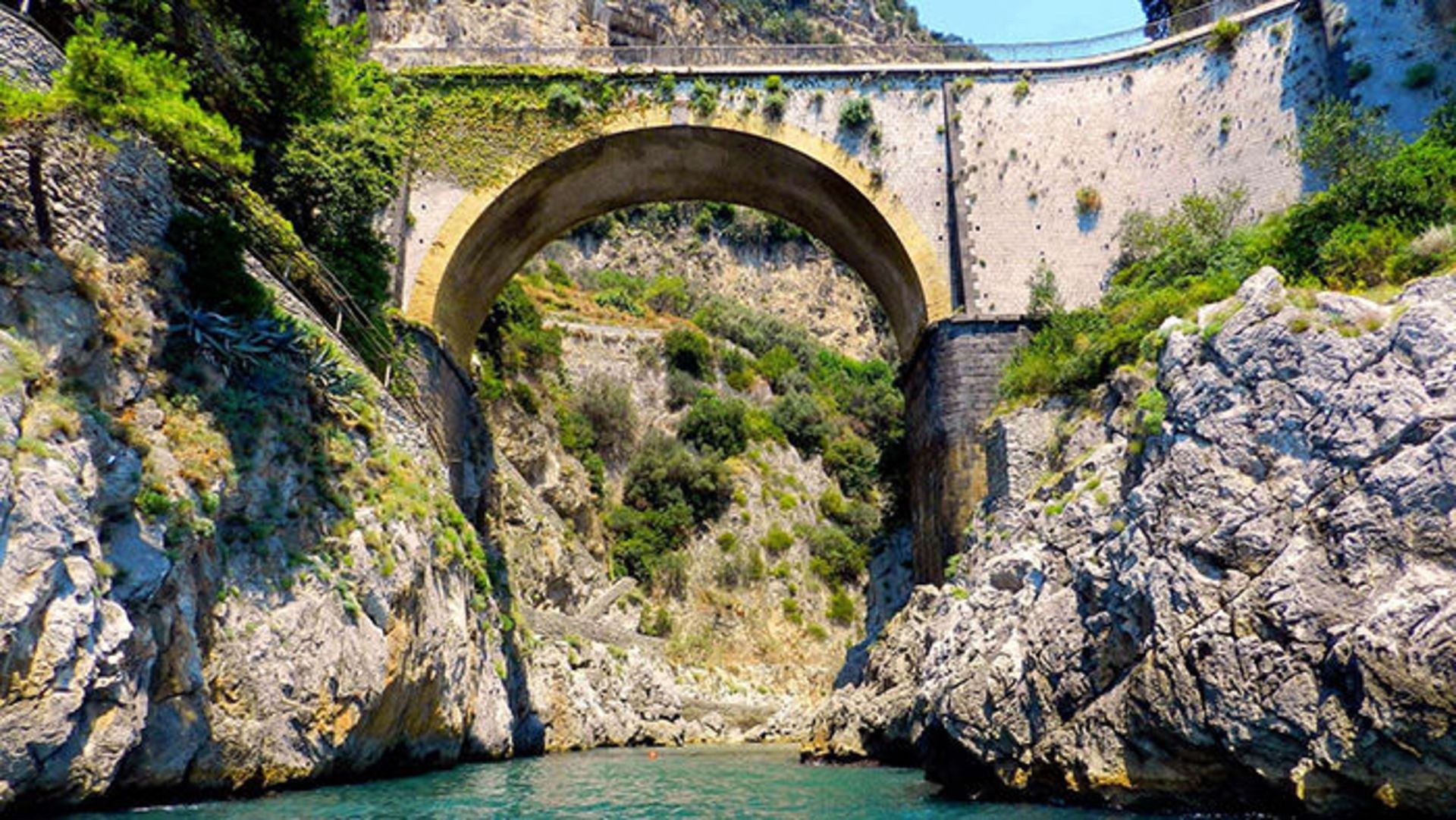 فوروره، شهری کوچک در امتداد سواحل آمالفی ایتالیا