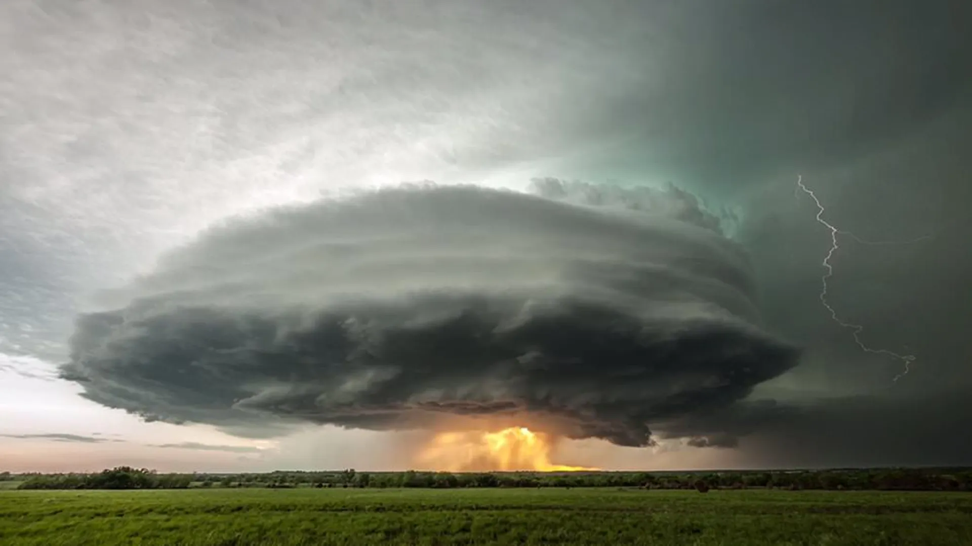 20-incredibly-shocking-cloud-formations-across-the-world-12