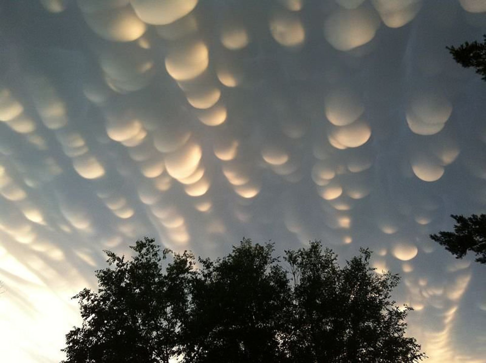 20-incredibly-shocking-cloud-formations-across-the-world-2