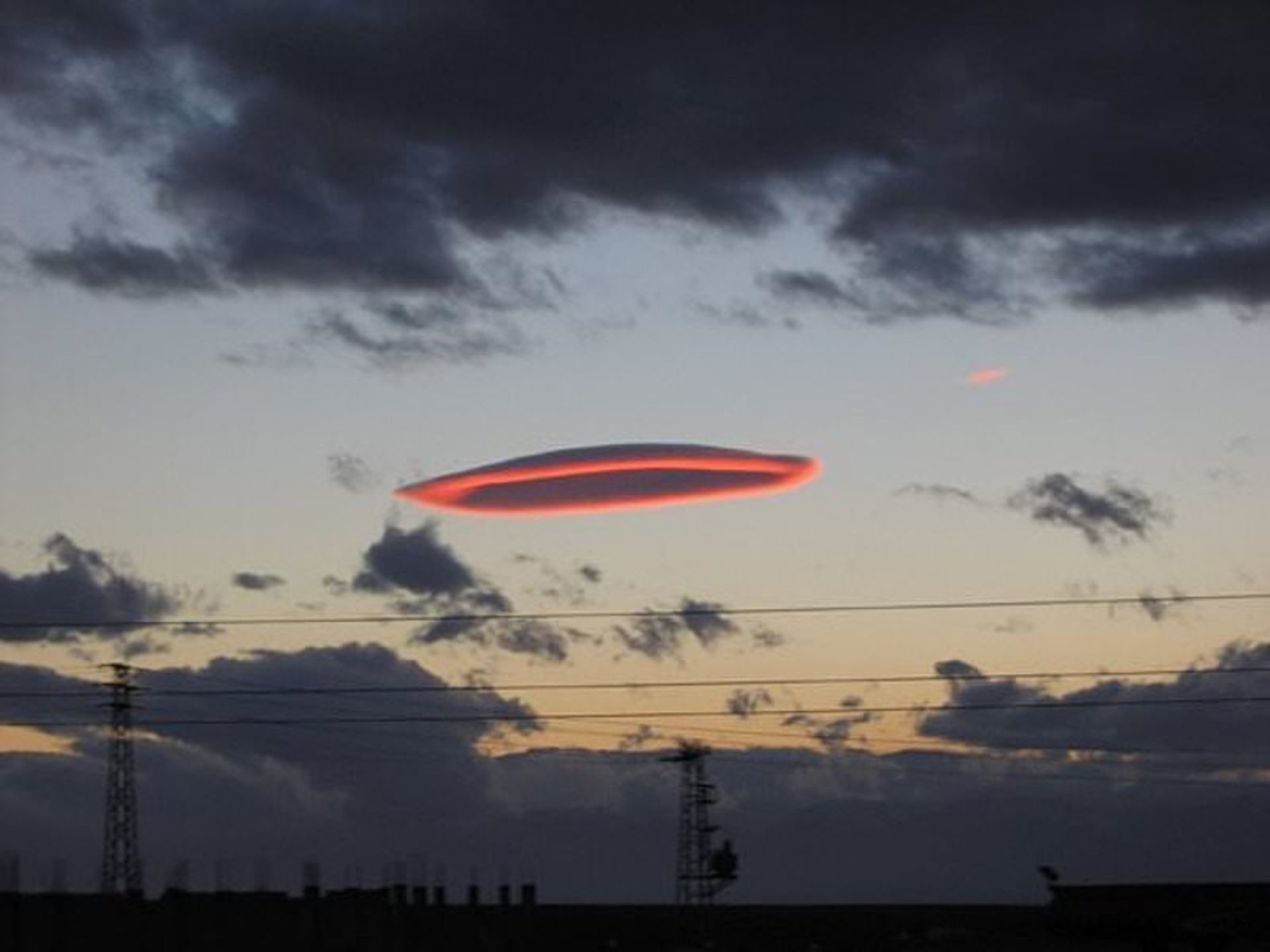 20-incredibly-shocking-cloud-formations-across-the-world-20