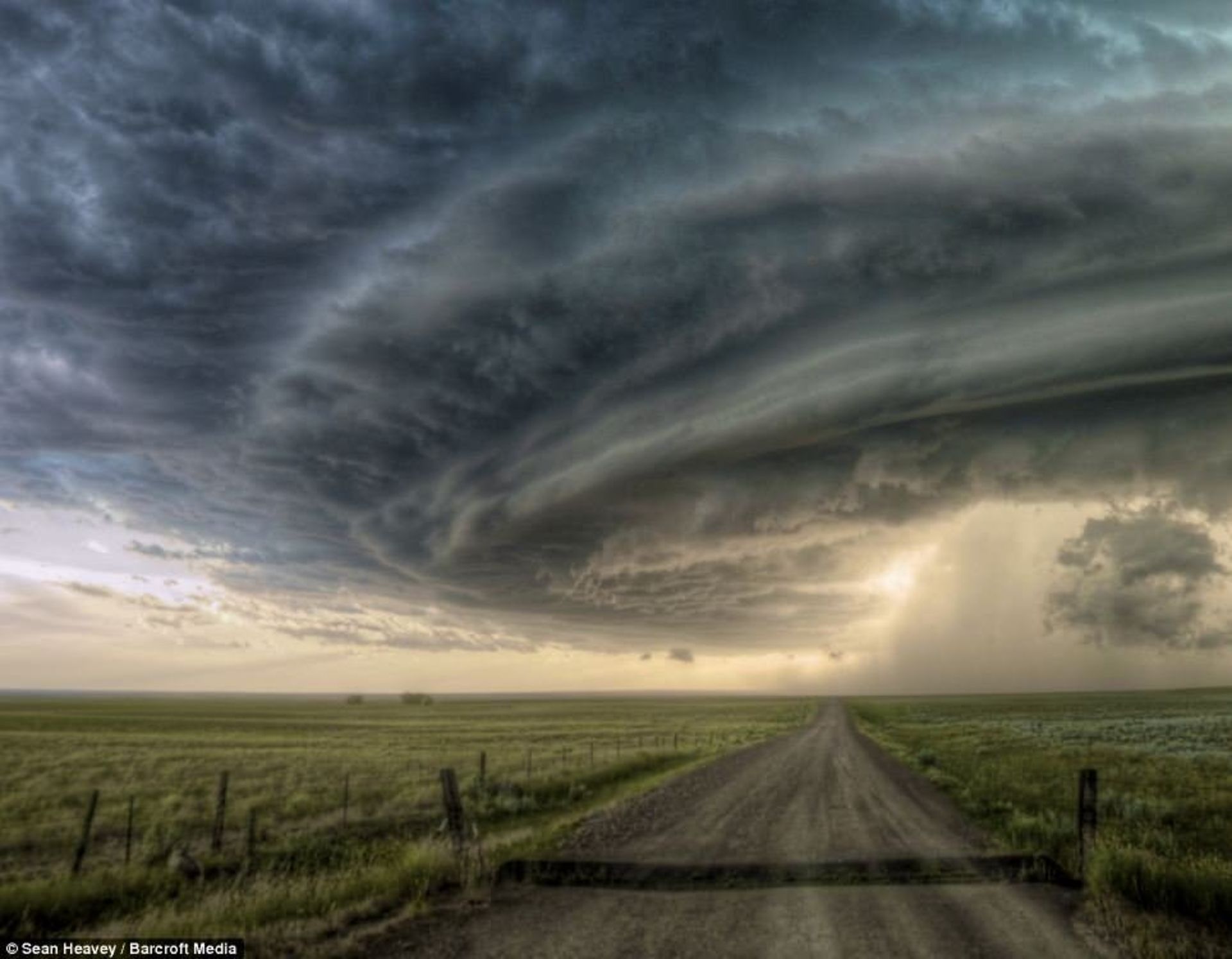 20-incredibly-shocking-cloud-formations-across-the-world-7
