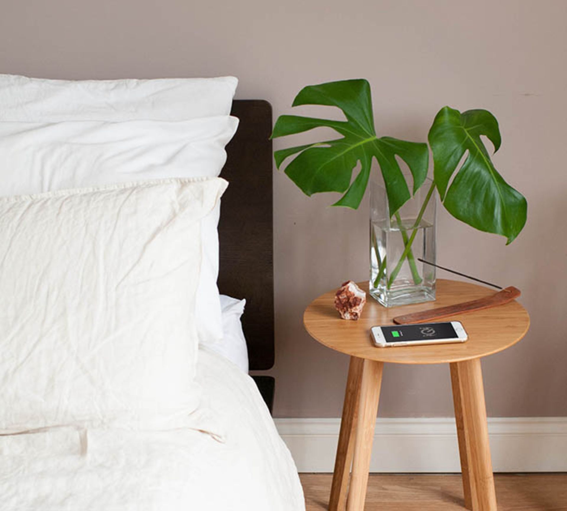 مبلی با قابلیت شارژ گوشی هوشمند و تبلت