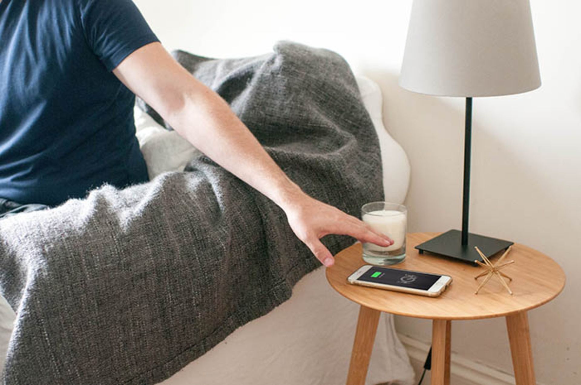 مبلی با قابلیت شارژ گوشی هوشمند و تبلت