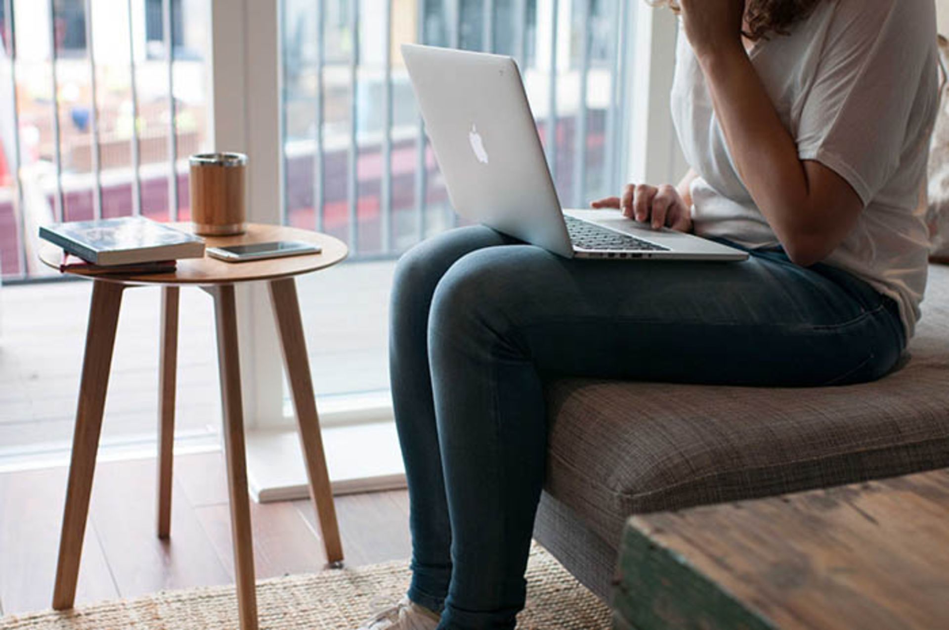 مبلی با قابلیت شارژ گوشی هوشمند و تبلت