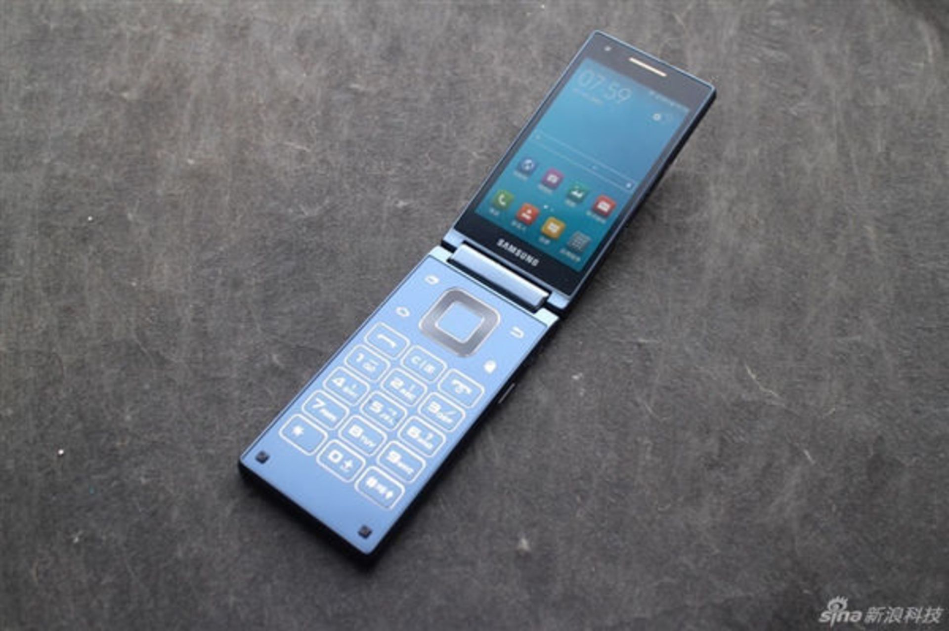 Samsung SM G9198 Android clamshell2