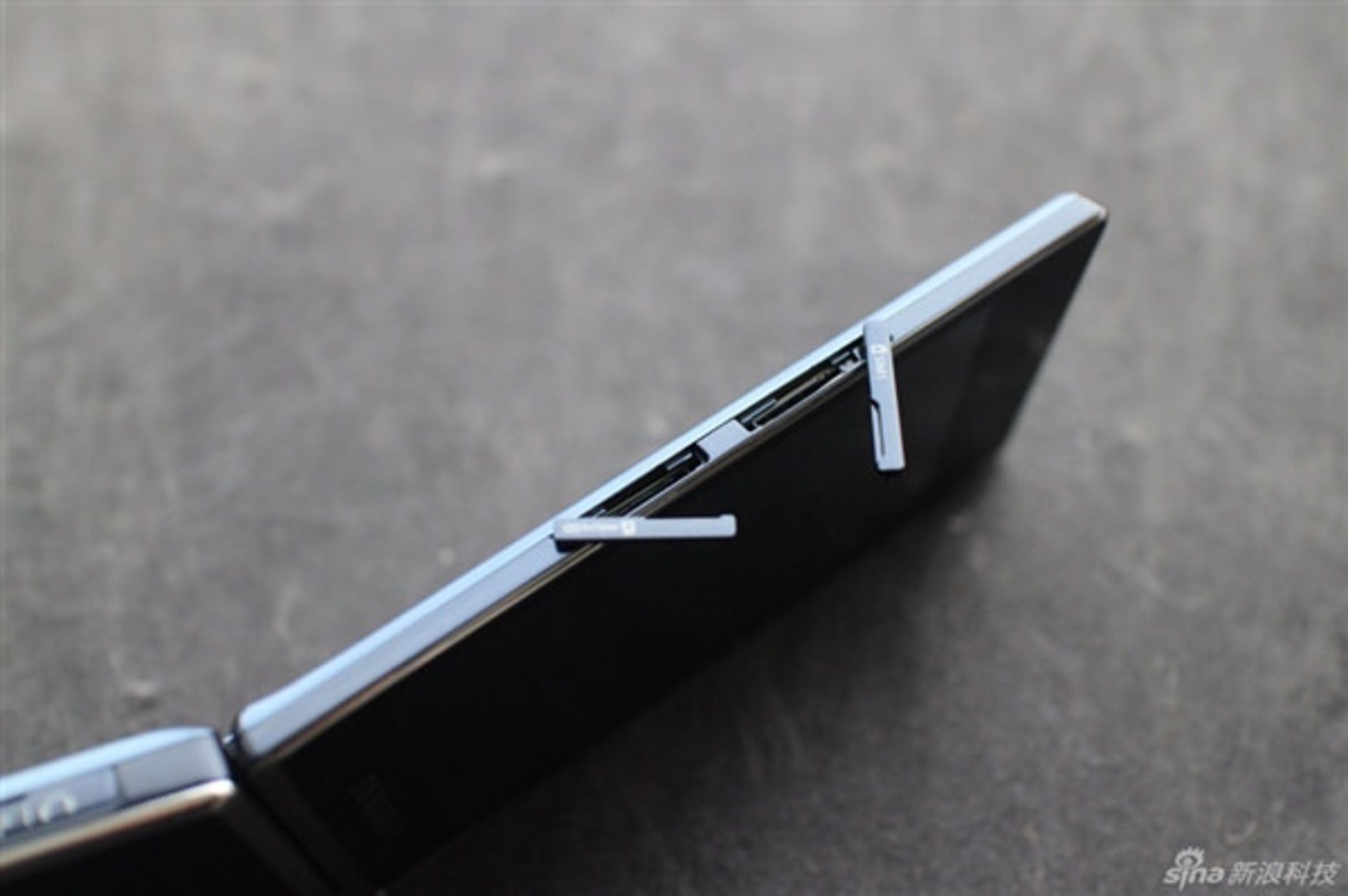 Samsung SM G9198 Android clamshell3