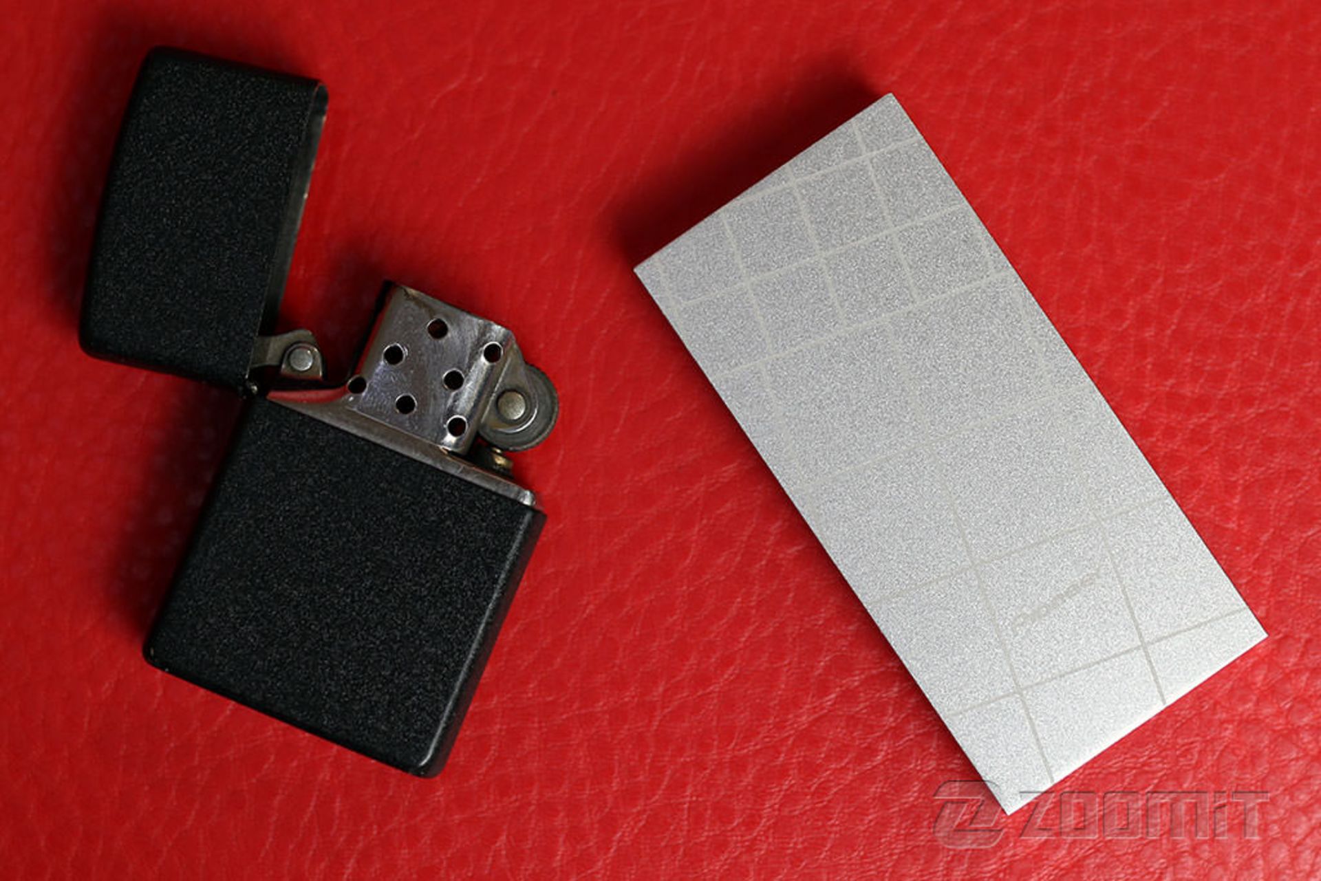 اما چه می‌شد اگر می‌توانستیم یک ابزار کوچک با ظرفیت بالا و سرعت انتقال بسیار خوب را همیشه همراه خود داشته باشیم تا قایل‌های حجیم بسیاری را روی آن جابجا کنیم؟ پایونیر با APS-XS01 به این نیاز پاشخ داده است؛ محصولی زیبا، مقاوم و باکیفیت که می‌تواند همچون یک فلش مموری همه جا همراه شما باشد. در ادامه به بررسی این حافظه SSD اکسترنال می‌پردازیم. این حافظه توسط شرکت ........... در اخیتار زومیت قرار گرفت تا مورد نقد و بررسی قرار گیرد. شما می‌توانید این حافظه خارجی را با قیمت تقریبی ۷۴۰ هزار تومان در بازار ایران خریداری کنید.