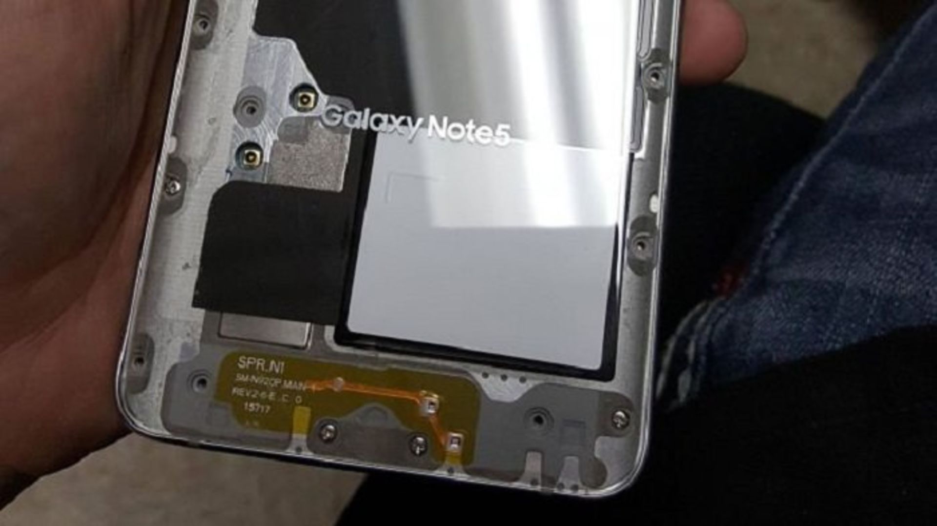 xl Galaxy Note 5 back 650 80