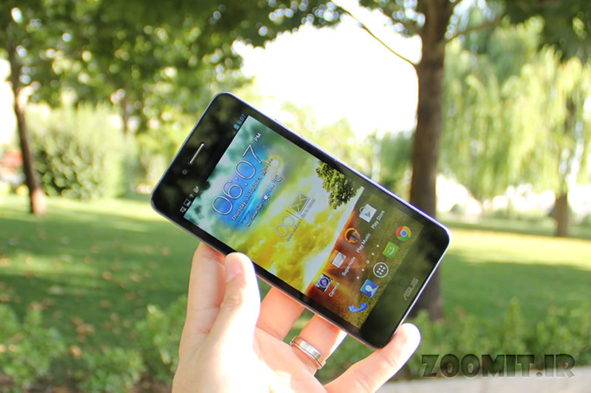 padfone outdoor display