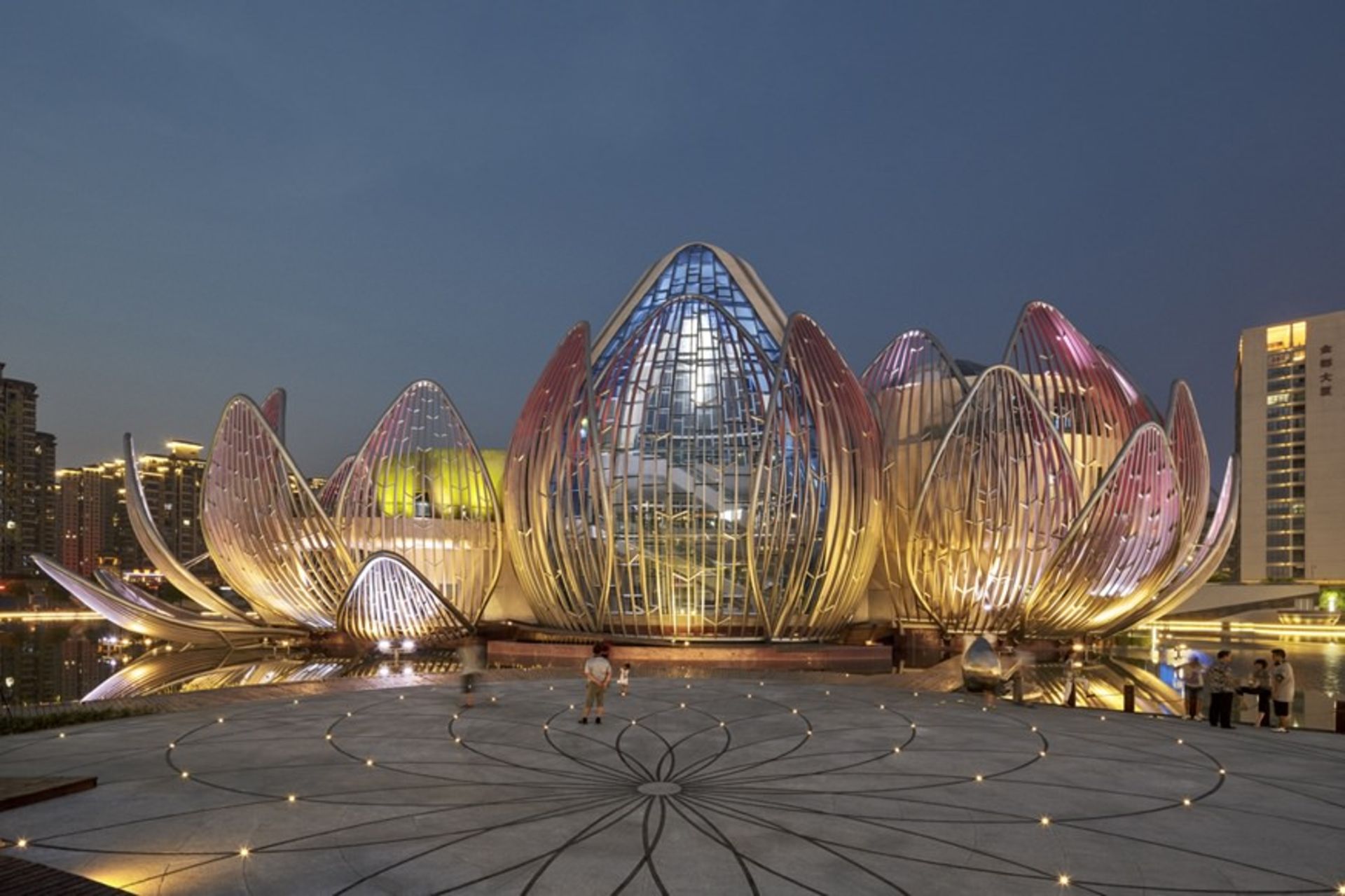 سازه گل نیلوفر در شهر ووجین