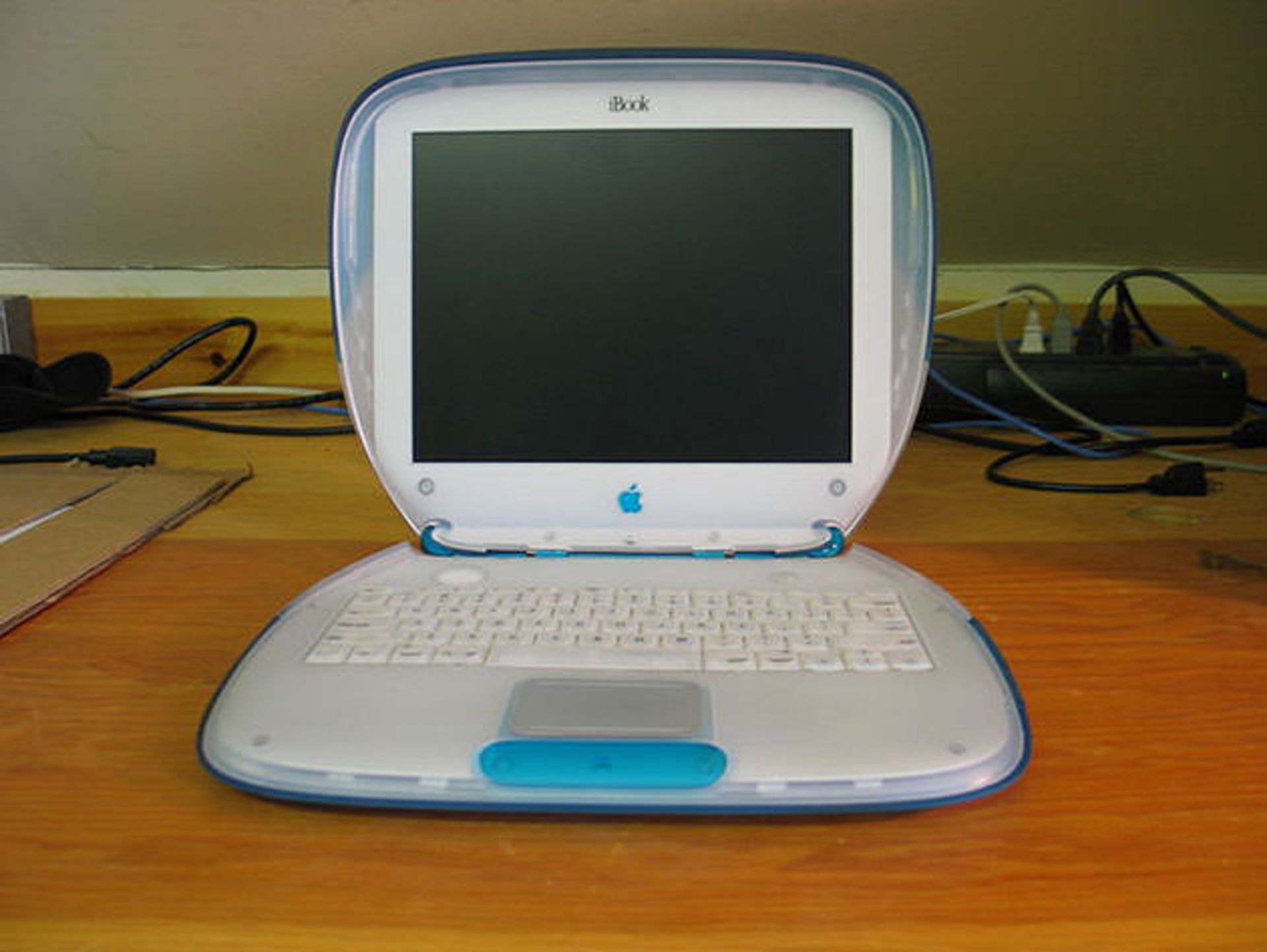 800px-IBook redjar