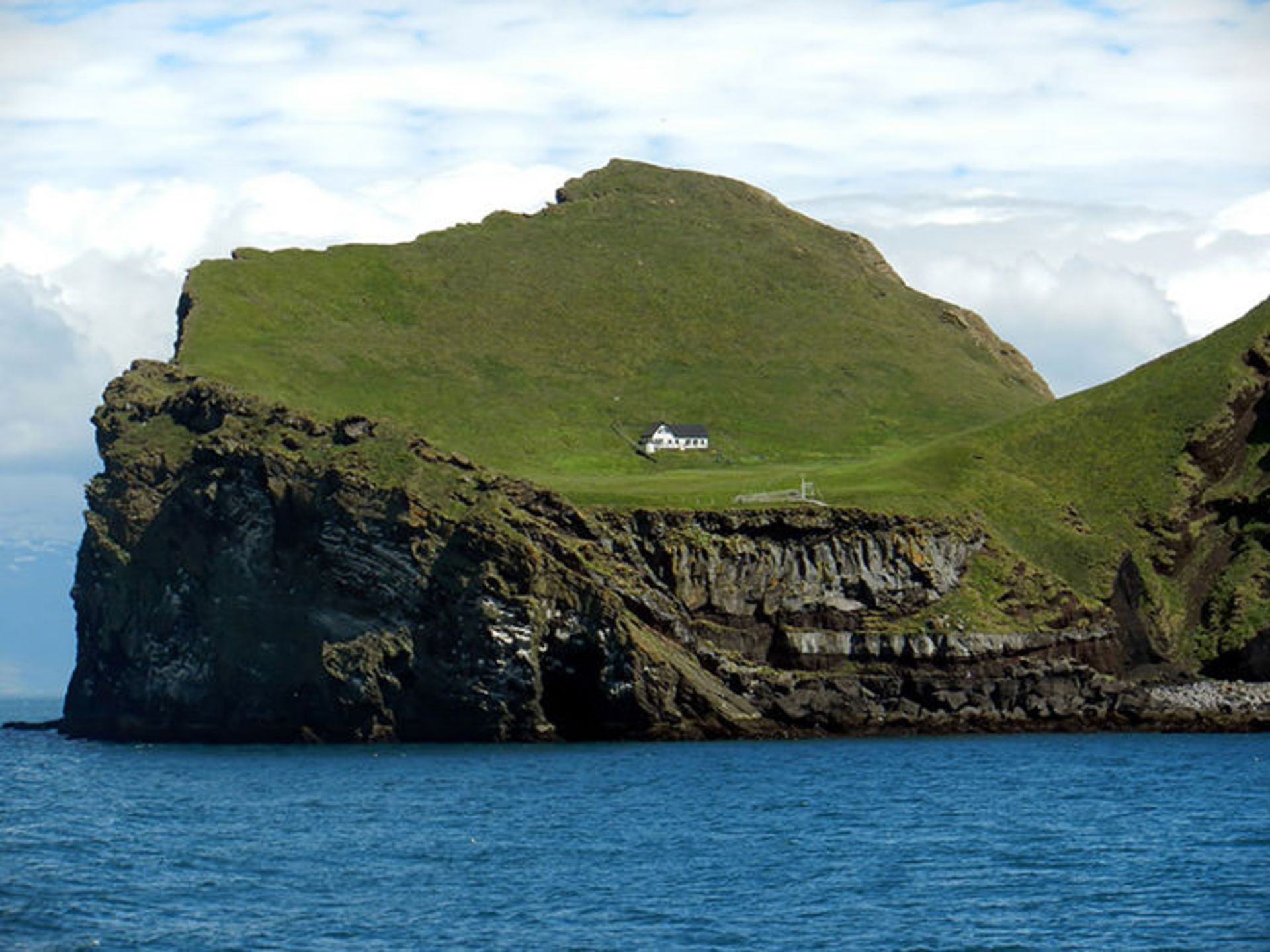 خانه‌ا‌ی دورافتاده در جزایر ویستمن در جنوب ایسلند