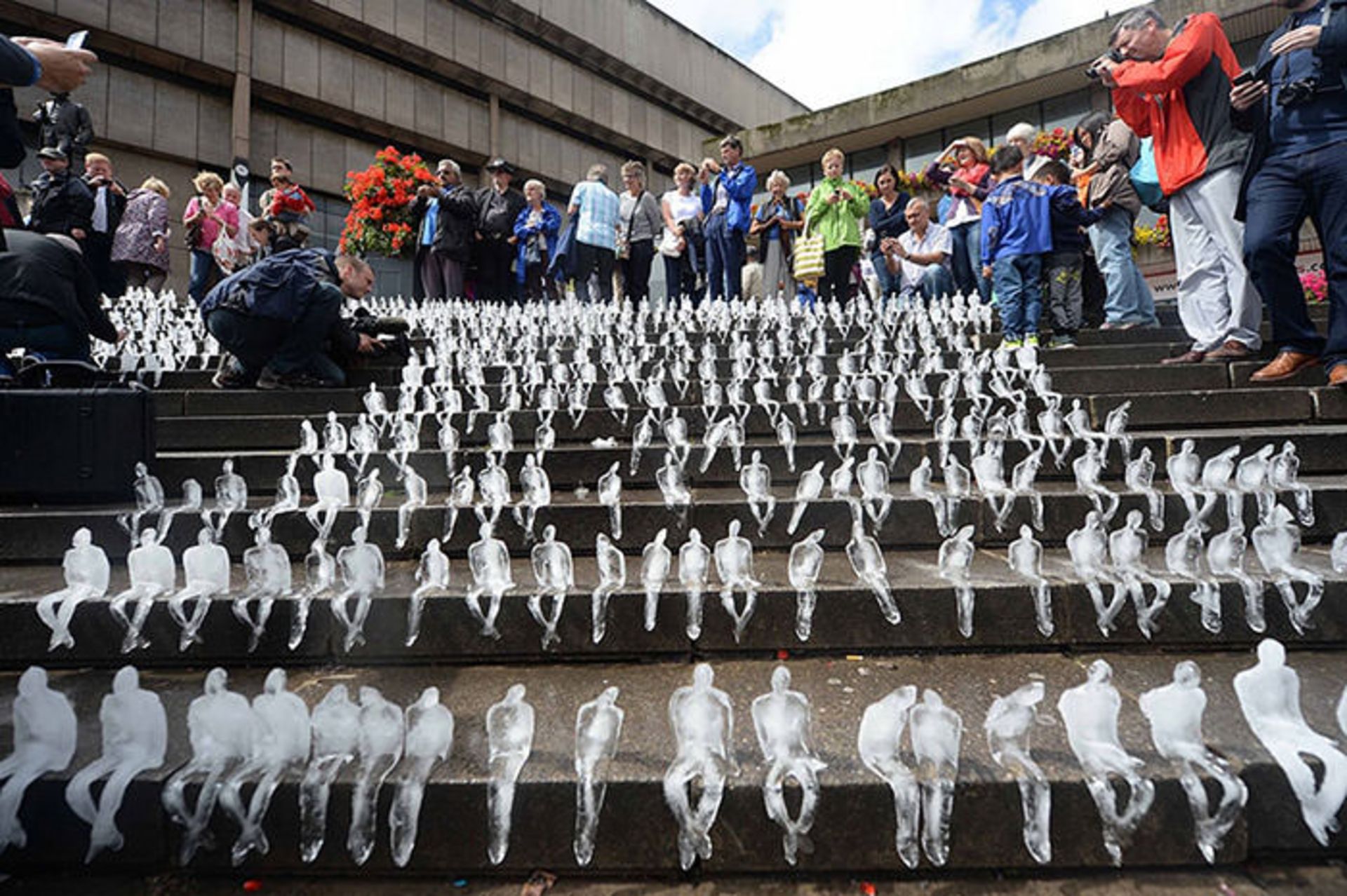 ساخت مجسمه های یخی در یادبود کشته های غیر نظامی جنگ جهانی اول