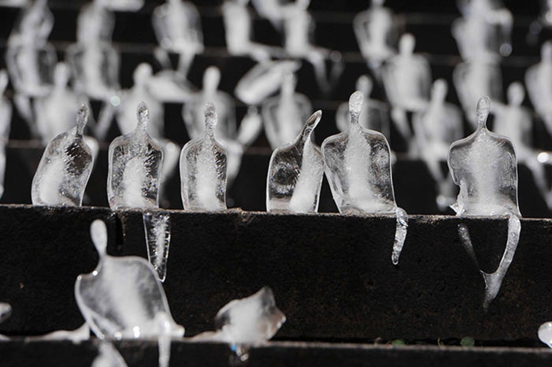 ساخت مجسمه های یخی در یادبود کشته های غیر نظامی جنگ جهانی اول