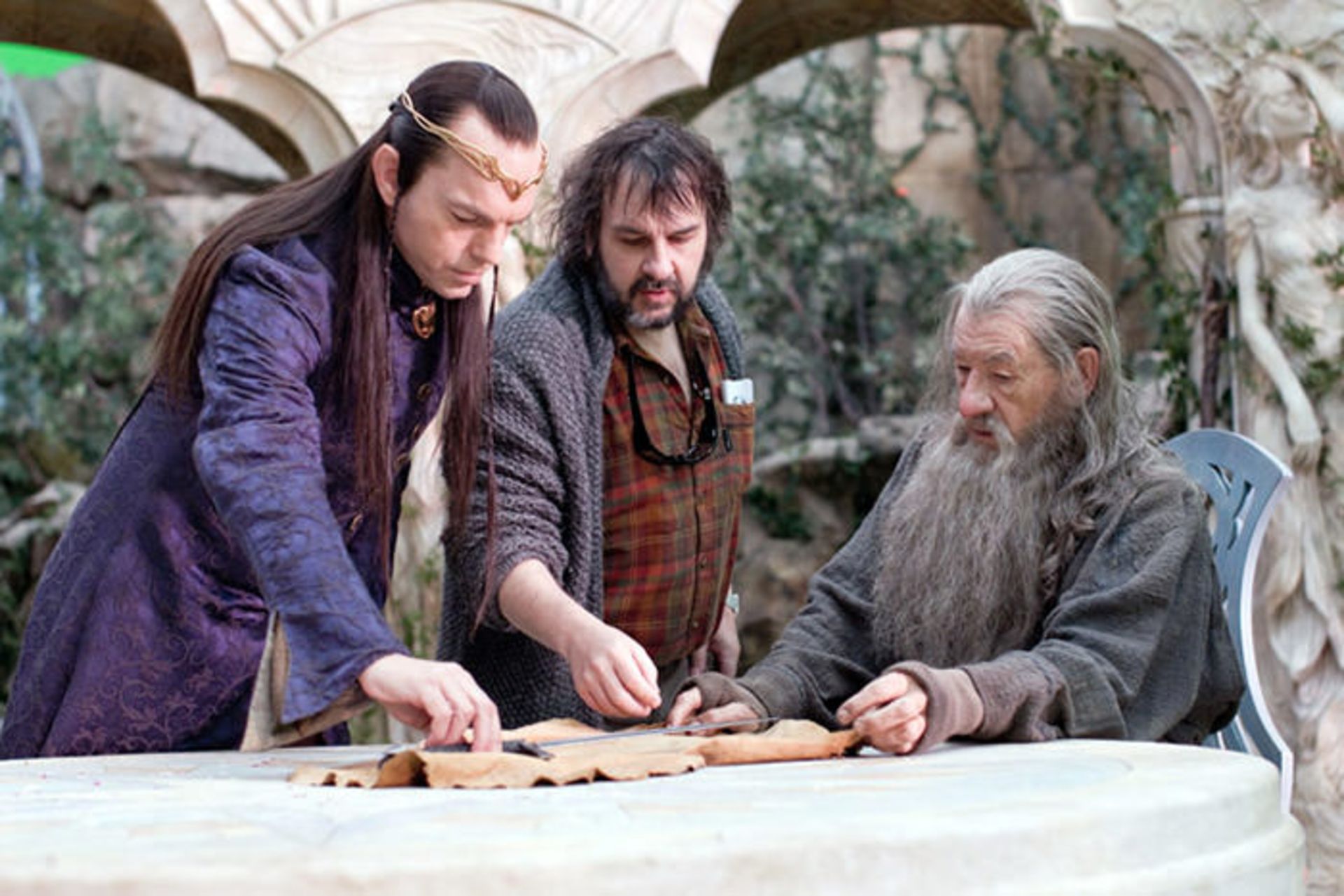 پیتر جکسن کارگردان به همراه گاندولف و الروند 