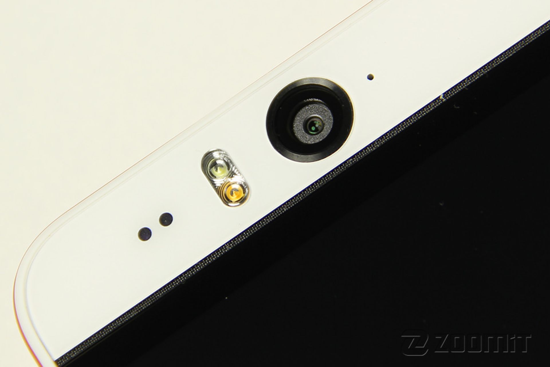 بررسی گوشی دیزایر آی اچ‌تی‌سی (HTC Desire EYE)