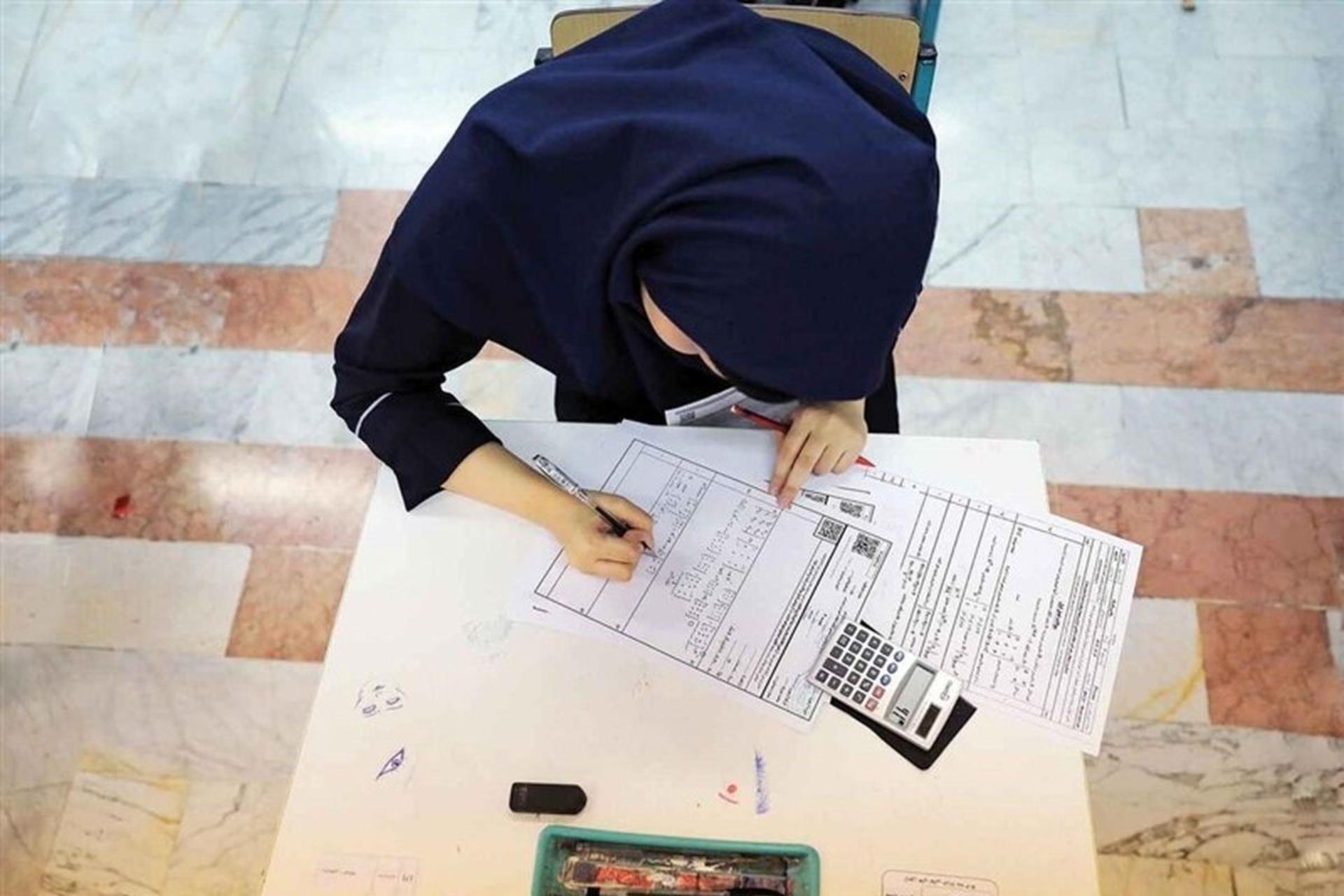 یک دانش‌آموز دختر در حال امتحان دادن